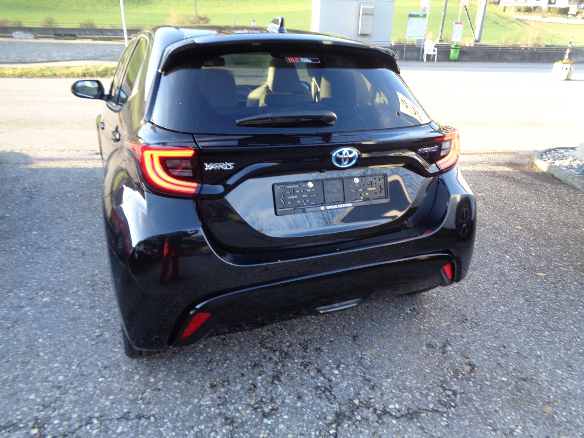 TOYOTA Yaris 1.5 Premium e-CVT-showroom-element-3