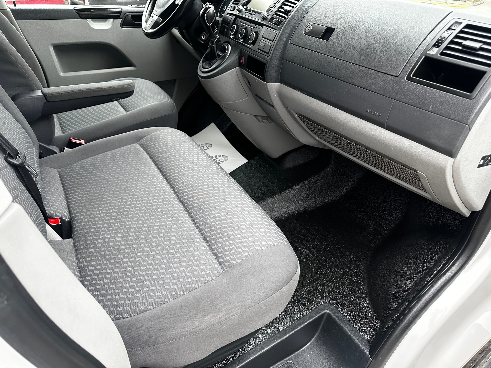 VW T5 2.0 TDI DSG-image-12