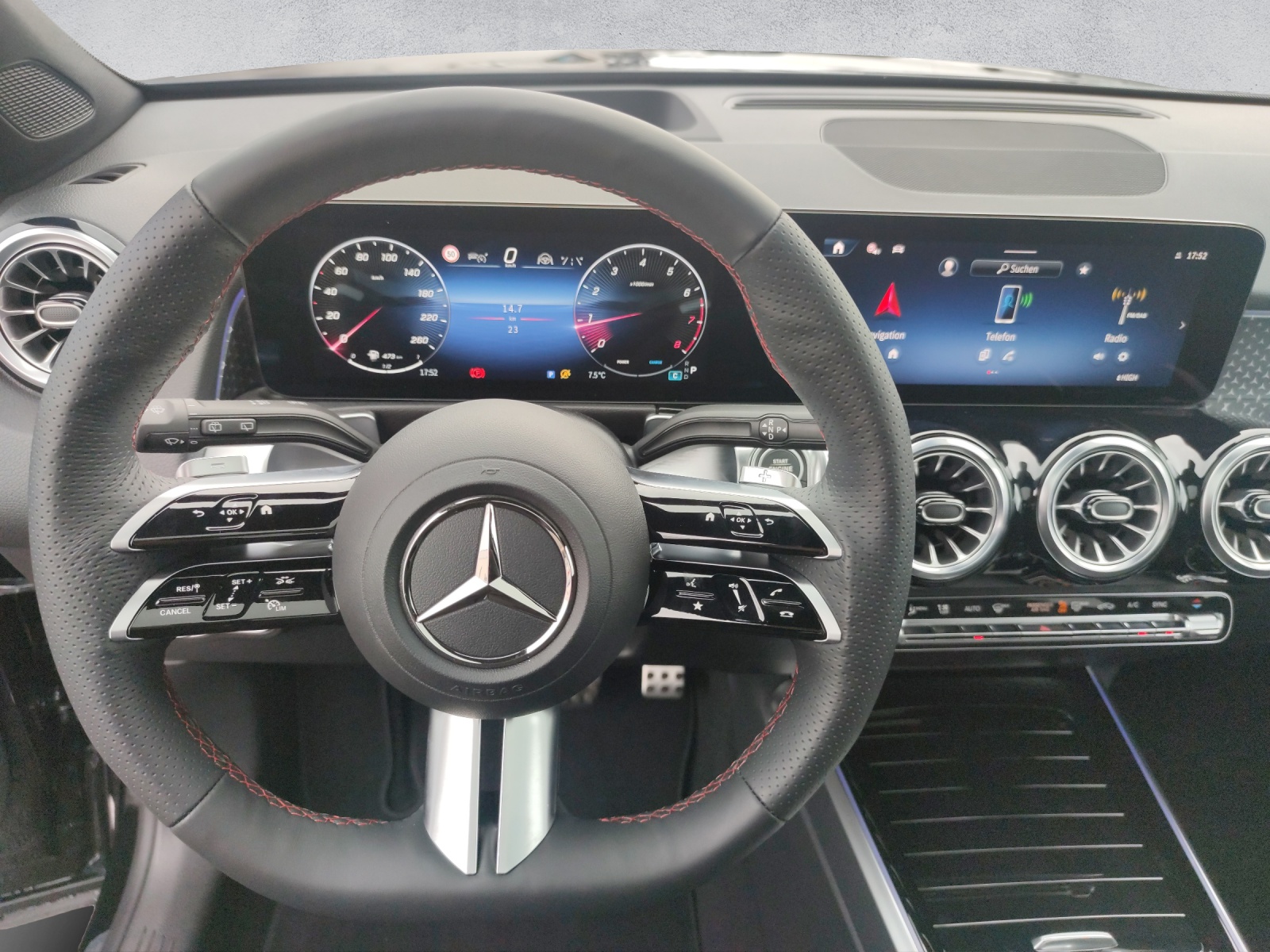 MERCEDES-BENZ GLB 200 AMG Line-image-11