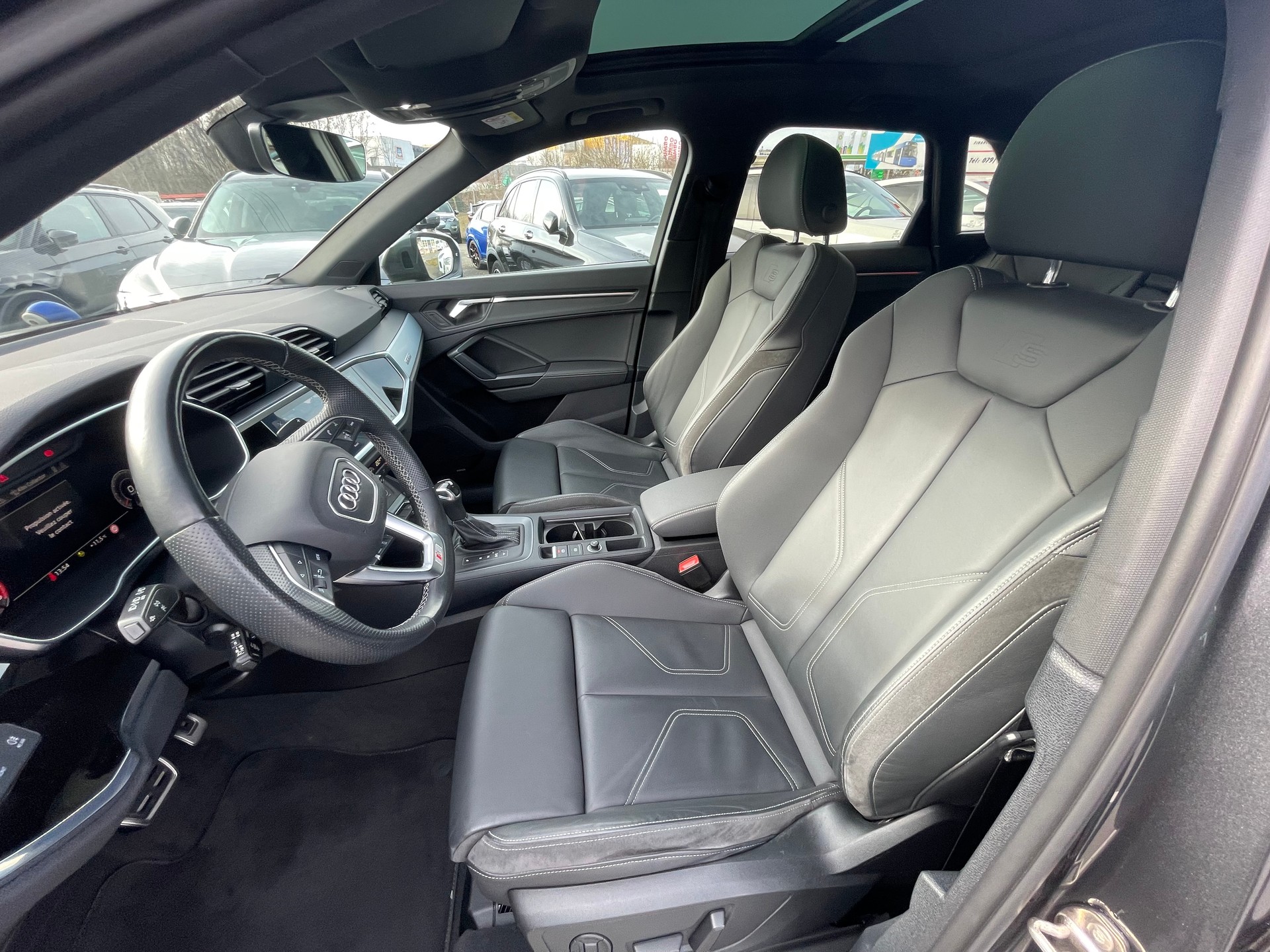 AUDI Q3 40 TFSI S line quattro S-tronic-image-10