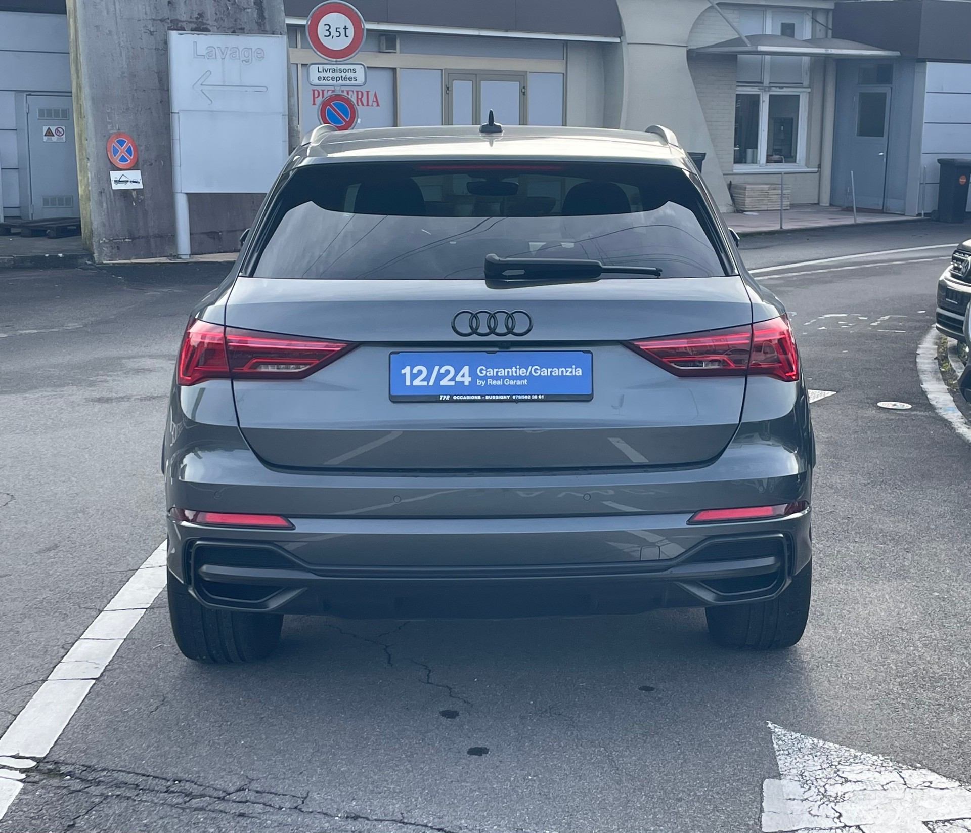AUDI Q3 40 TFSI S line quattro S-tronic-image-4