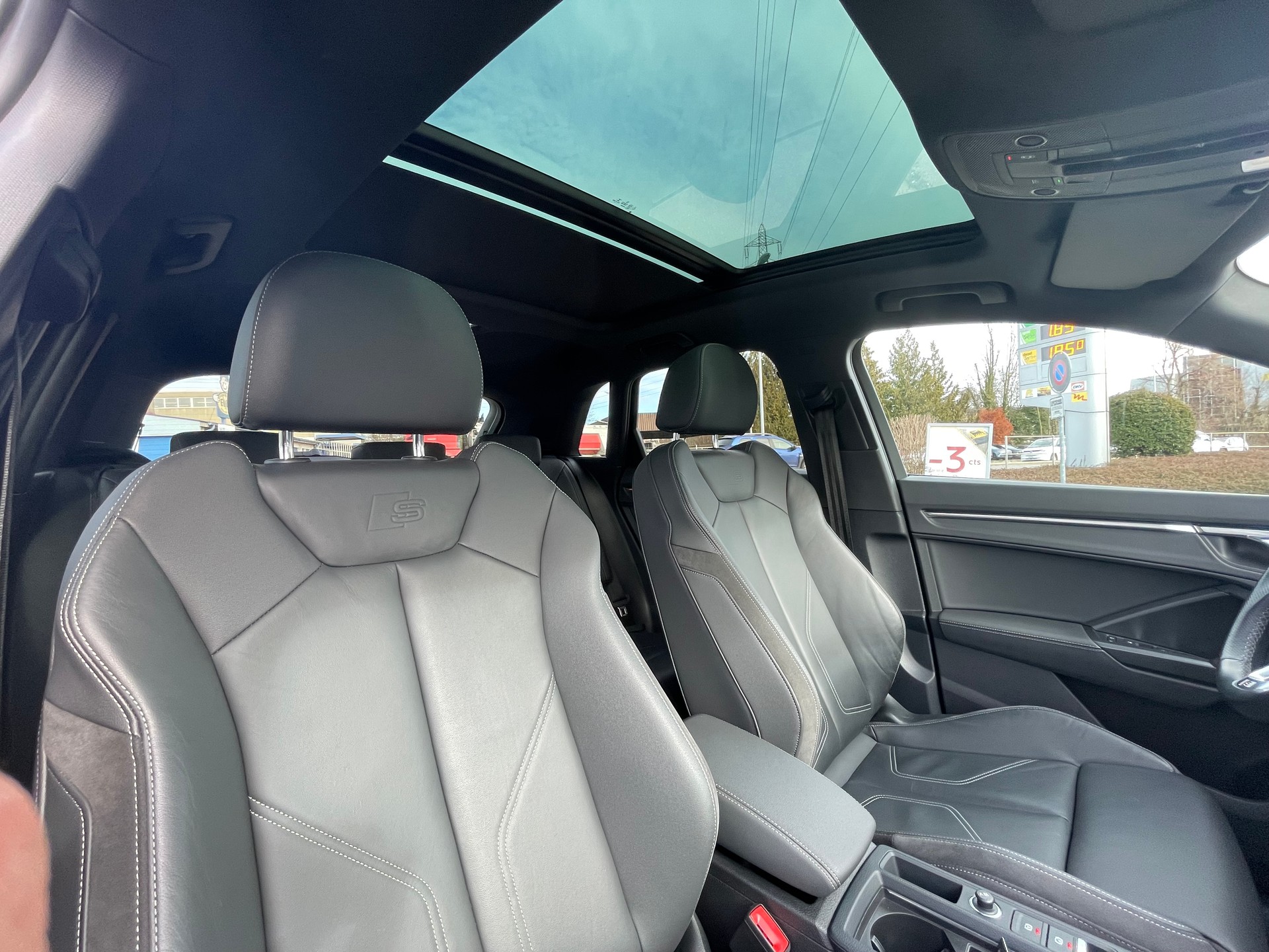 AUDI Q3 40 TFSI S line quattro S-tronic-image-9