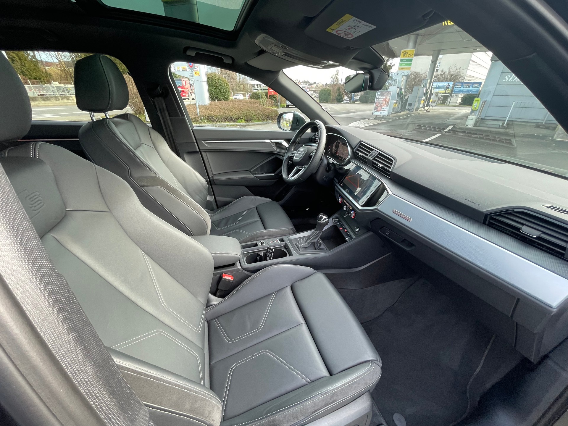 AUDI Q3 40 TFSI S line quattro S-tronic-image-8