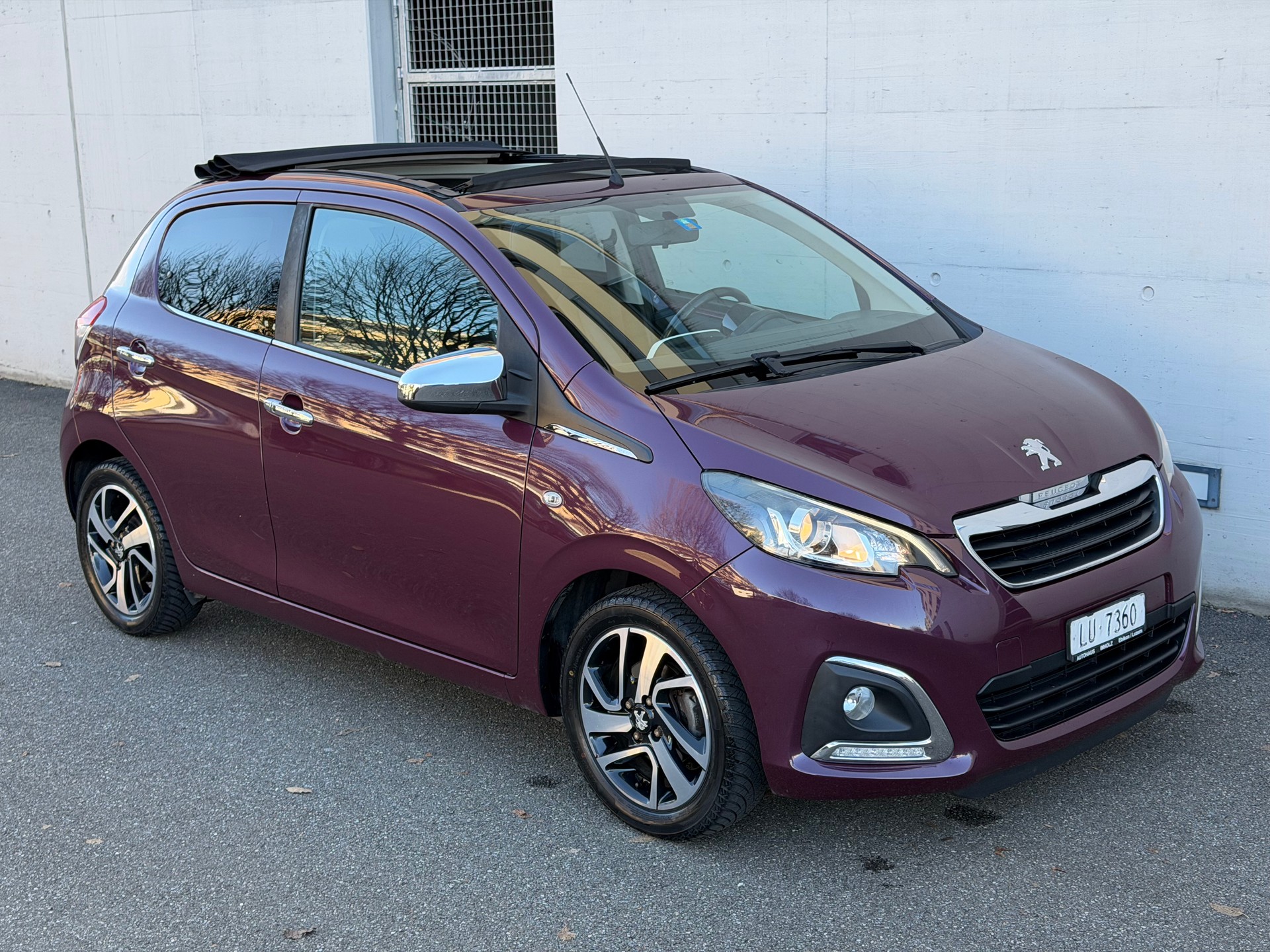PEUGEOT 108 1.2 VTi Allure-image-1