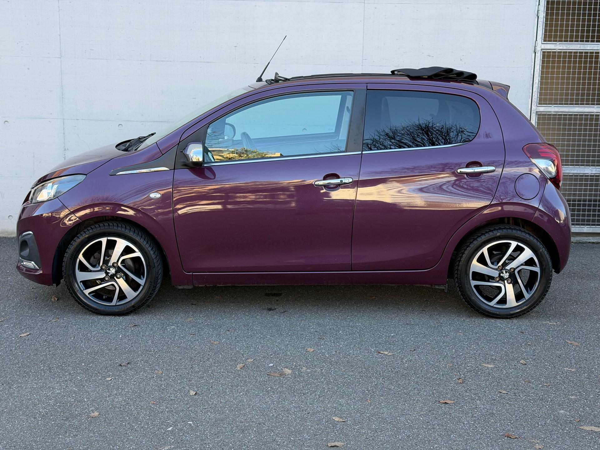 PEUGEOT 108 1.2 VTi Allure-image-2