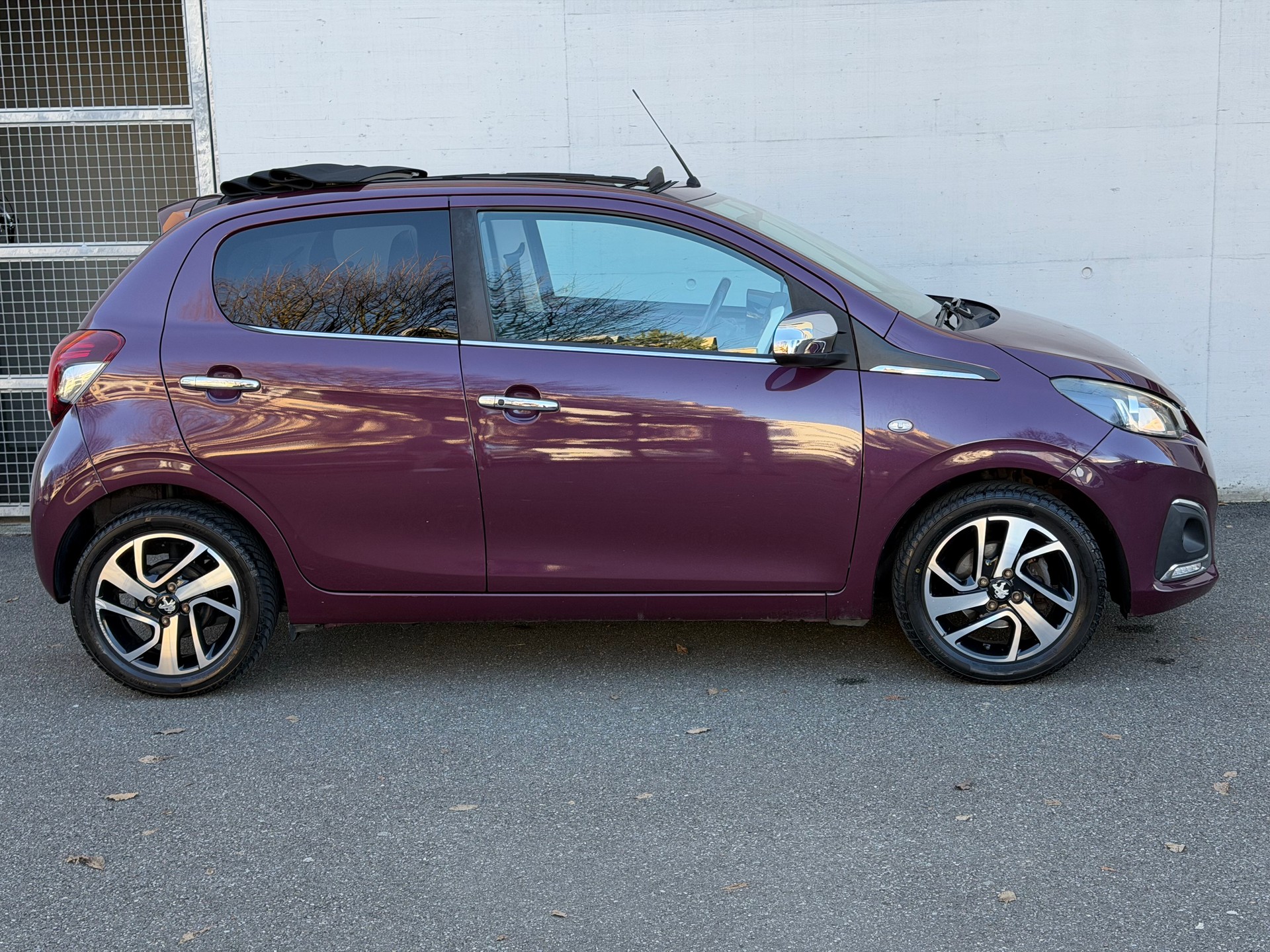 PEUGEOT 108 1.2 VTi Allure-image-3