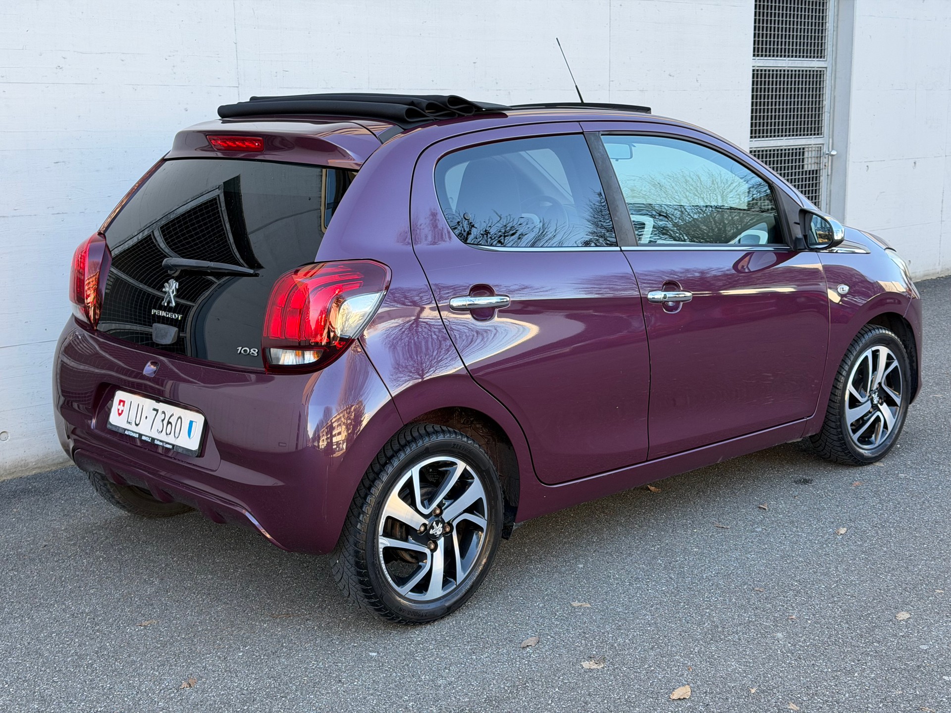 PEUGEOT 108 1.2 VTi Allure-image-5