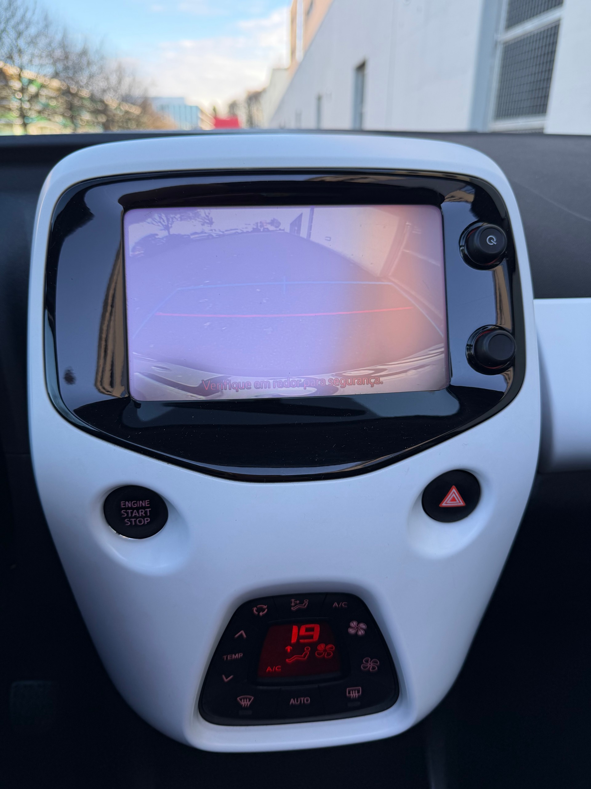 PEUGEOT 108 1.2 VTi Allure-image-11