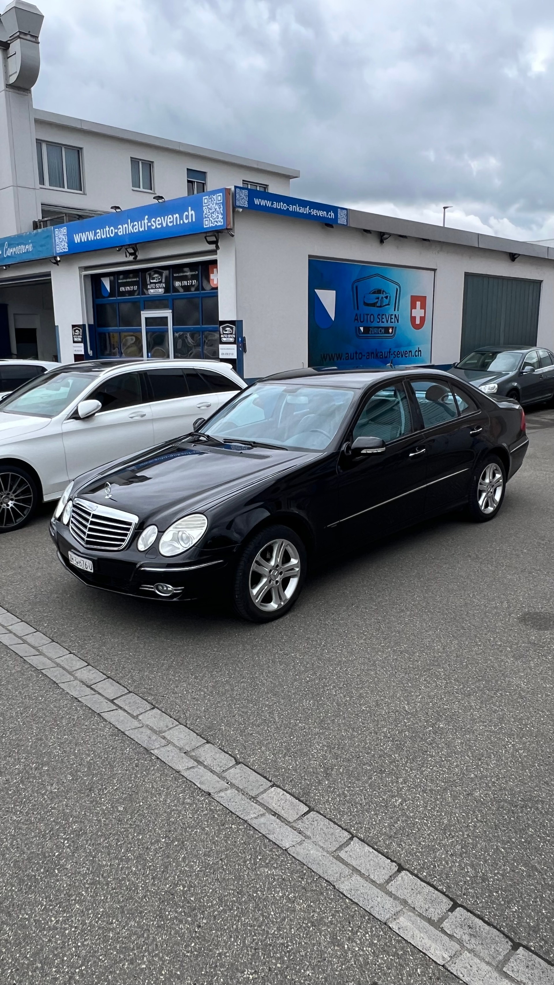 MERCEDES-BENZ E 280 Avantgarde 4Matic Automatic-image-12