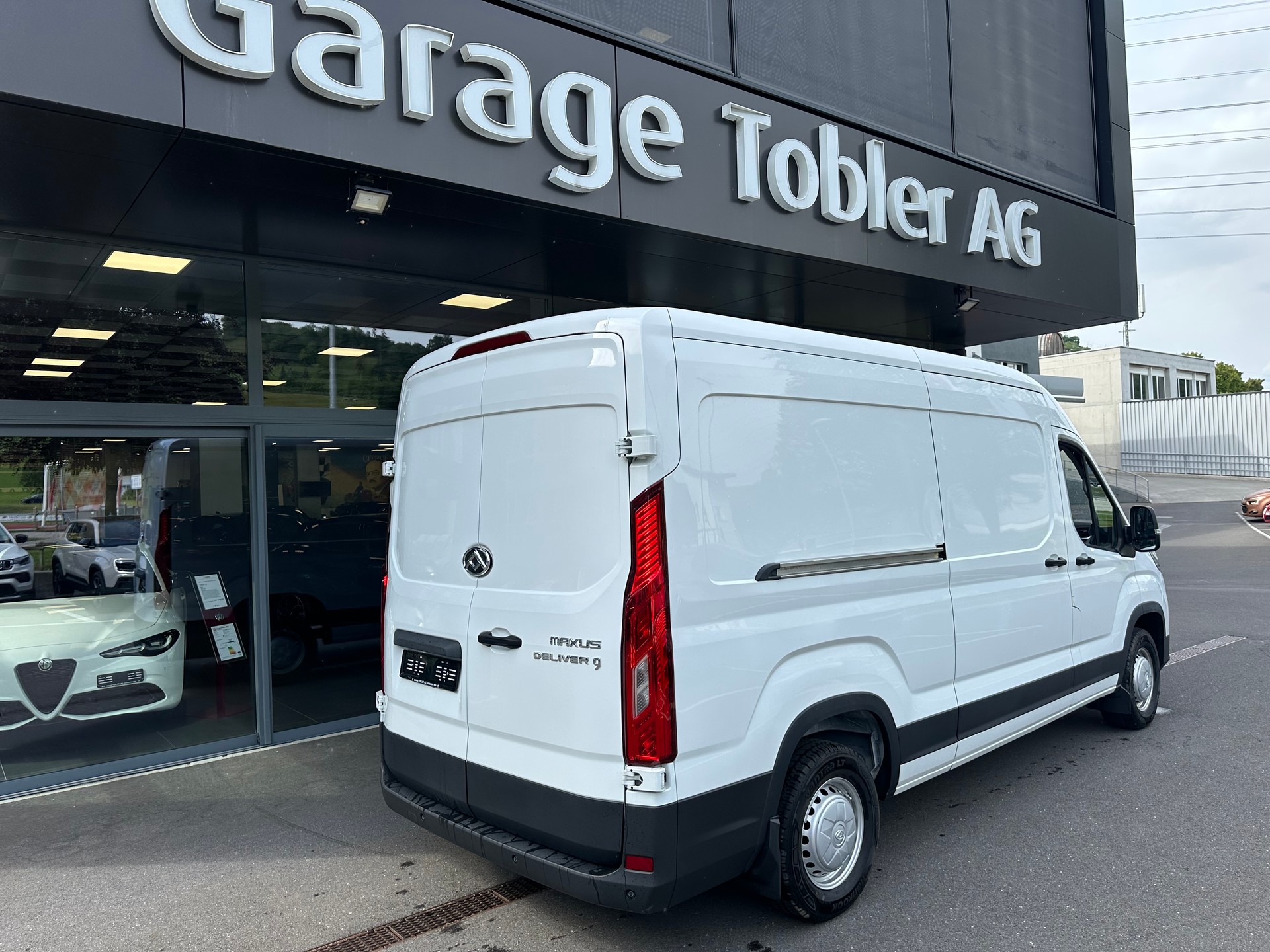 MAXUS Deliver 9 2.0D L3H2 FWD Base-showroom-element-3