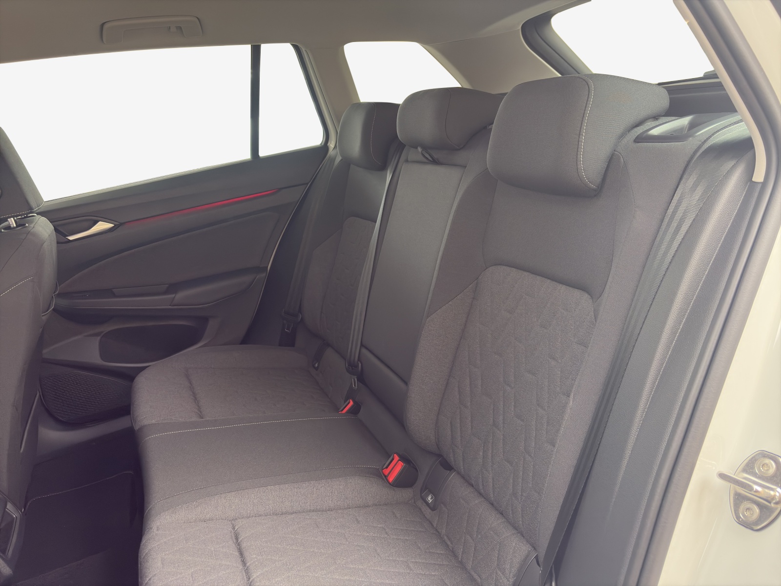 VW Golf Variant 1.5 eTSI mHEV Life-image-11