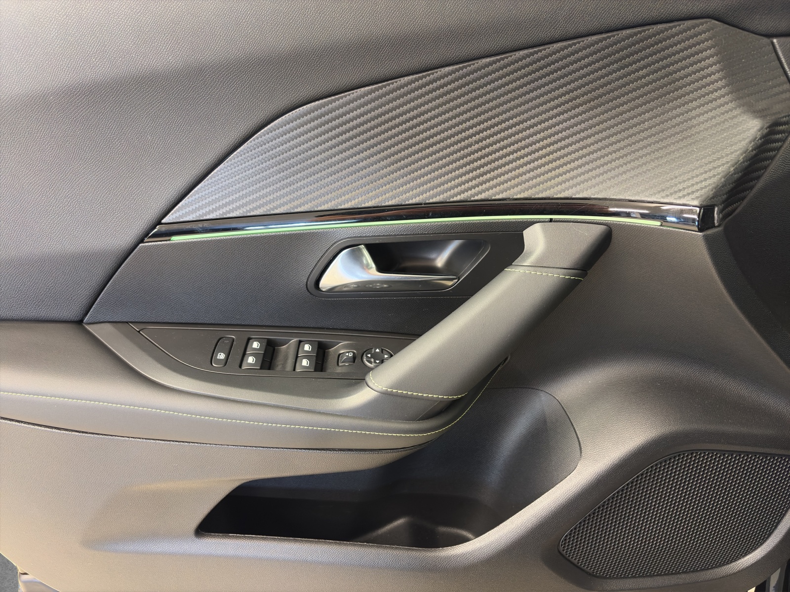 PEUGEOT 2008 1.2 PureTech GT-image-8