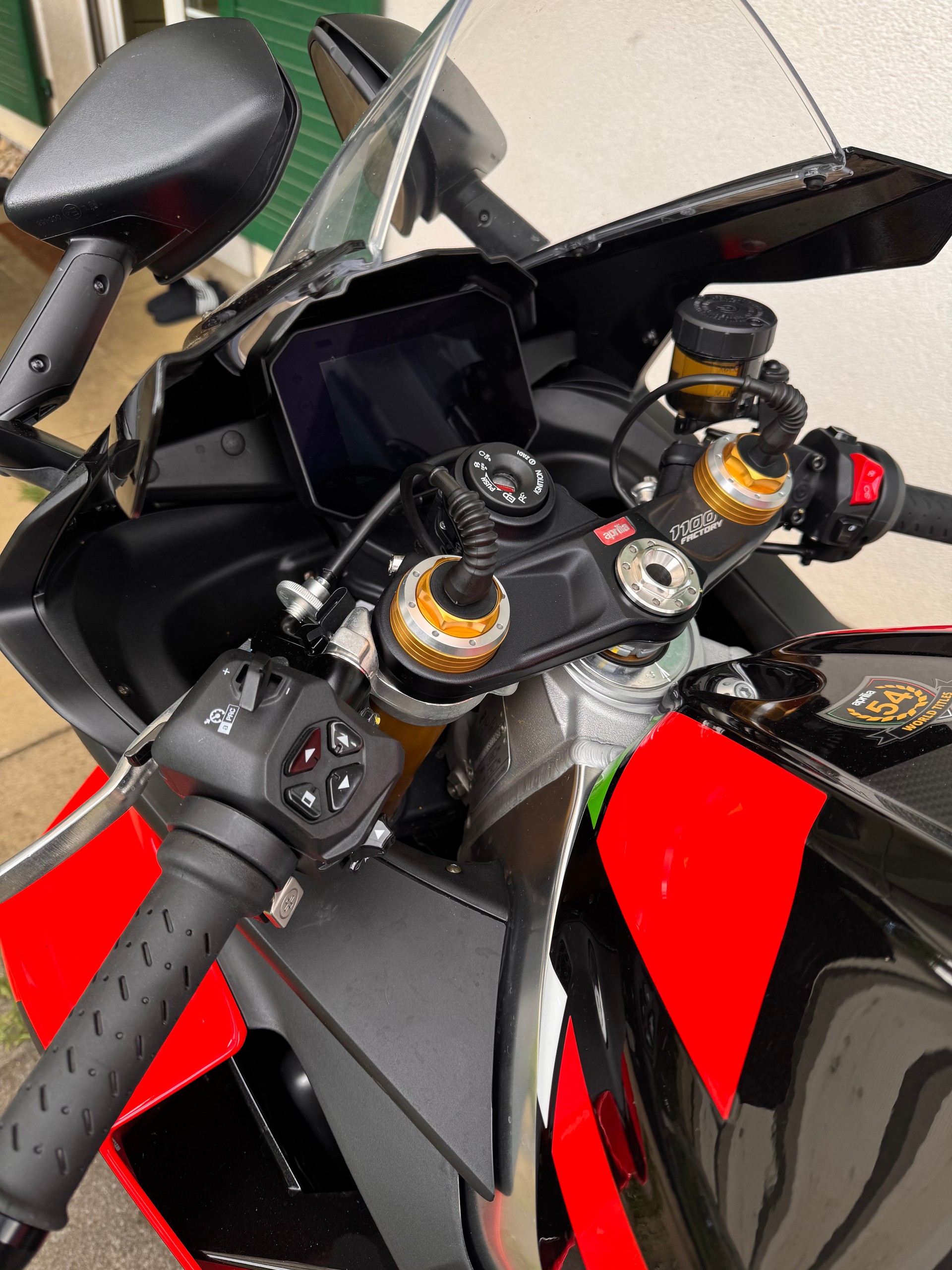 APRILIA RSV4 1100 Factory-image-4