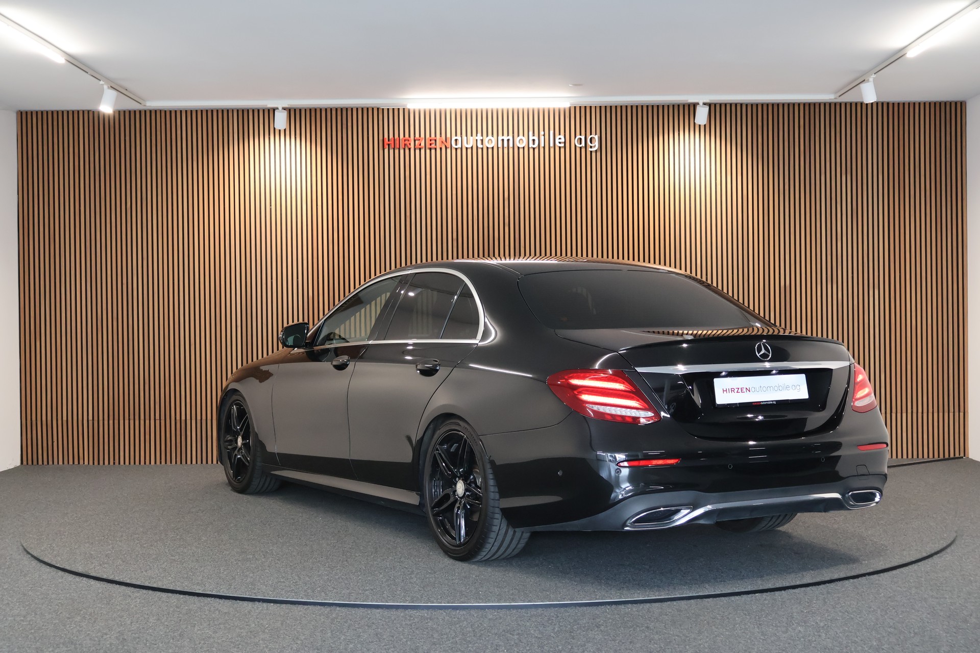 MERCEDES-BENZ E 220 d AMG Line 9G-Tronic-showroom-element-2
