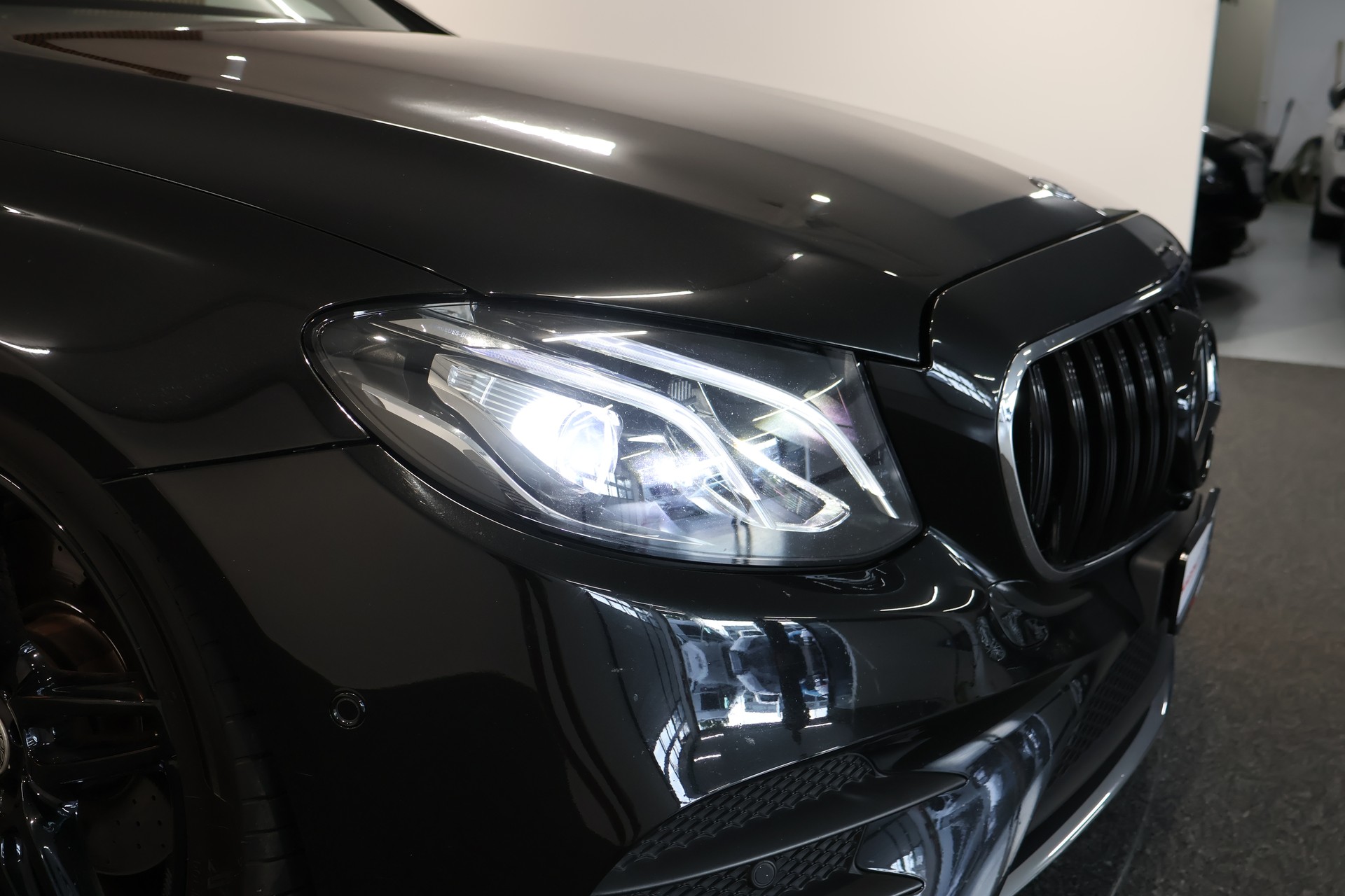 MERCEDES-BENZ E 220 d AMG Line 9G-Tronic-image-28