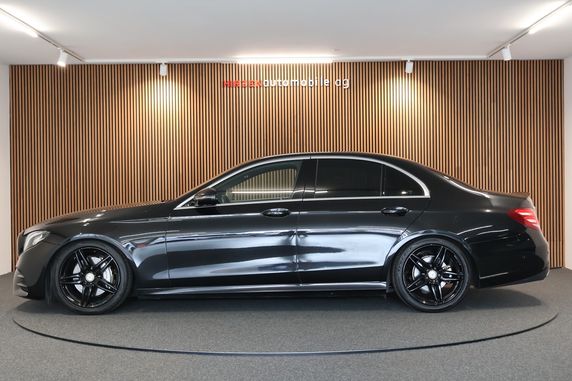 MERCEDES-BENZ E 220 d AMG Line 9G-Tronic-showroom-element-1