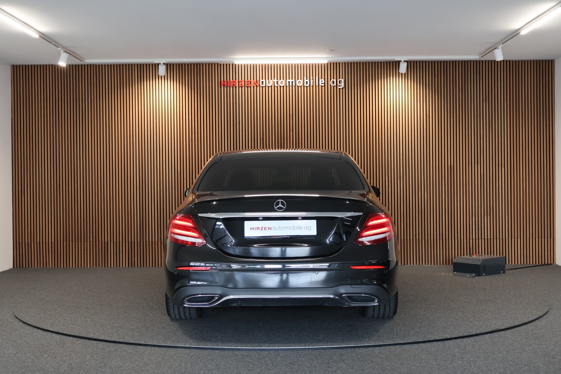 MERCEDES-BENZ E 220 d AMG Line 9G-Tronic-showroom-element-3
