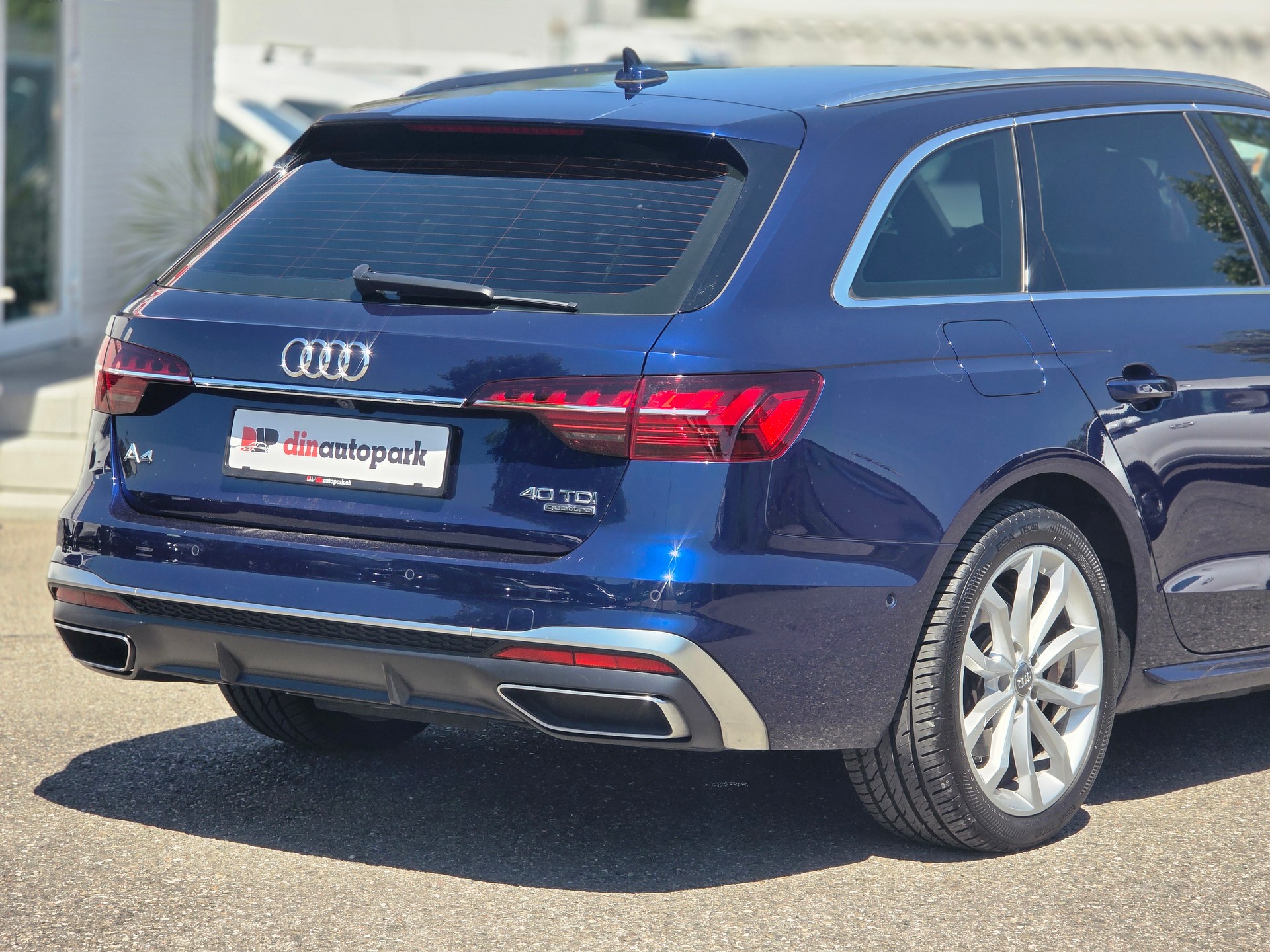 AUDI A4 Avant 40 TDI S Line Quattro S-tronic * CH-Fahrzeug *-image-6