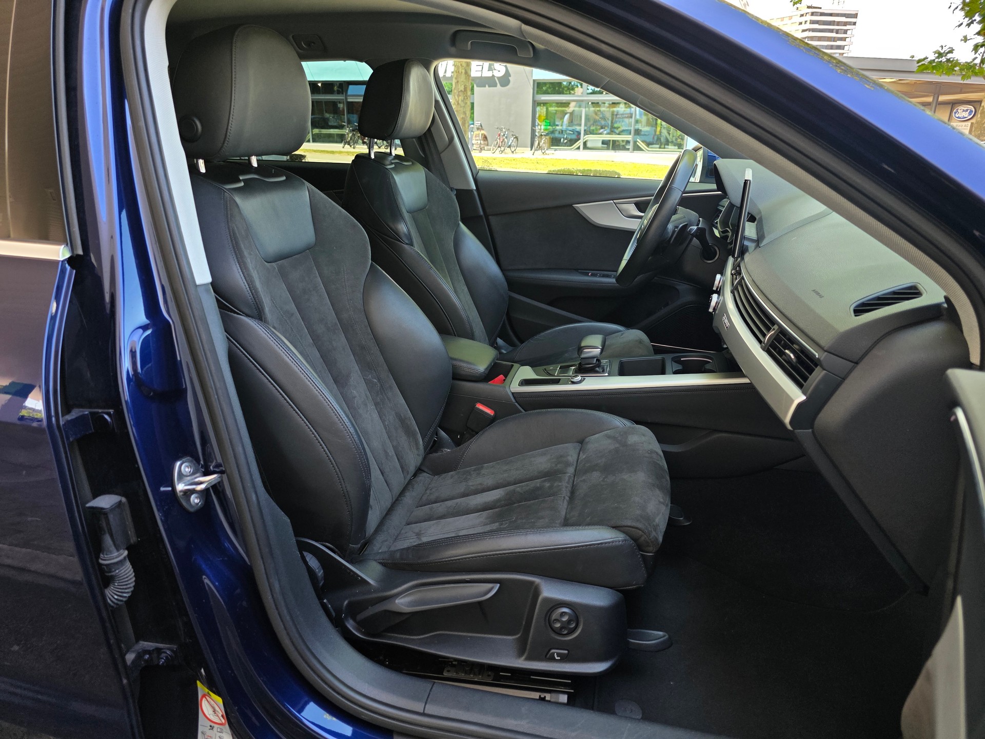 AUDI A4 Avant 40 TDI S Line Quattro S-tronic * CH-Fahrzeug *-image-21