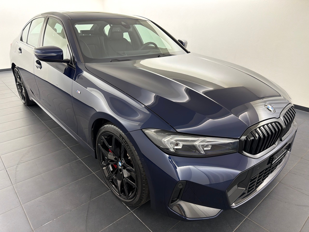 BMW 320i sDrive M Sport Pro-showroom-element-3