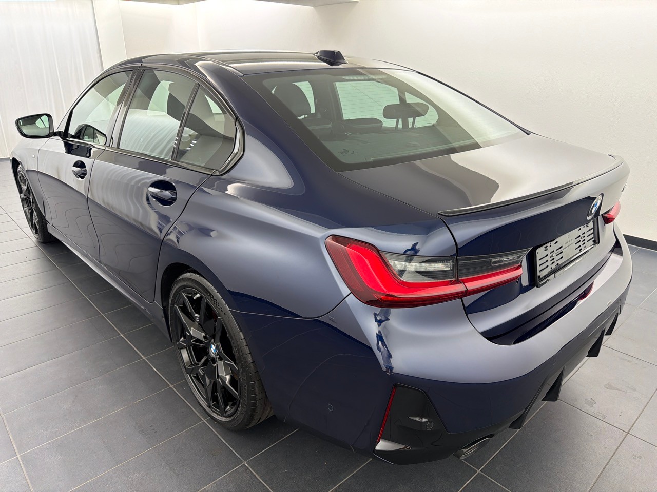 BMW 320i sDrive M Sport Pro-showroom-element-1