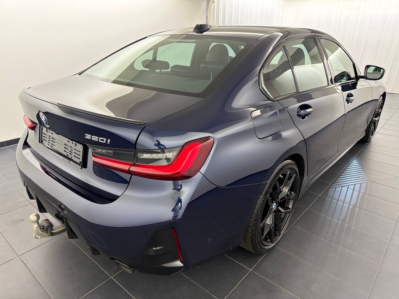 BMW 320i sDrive M Sport Pro-showroom-element-2