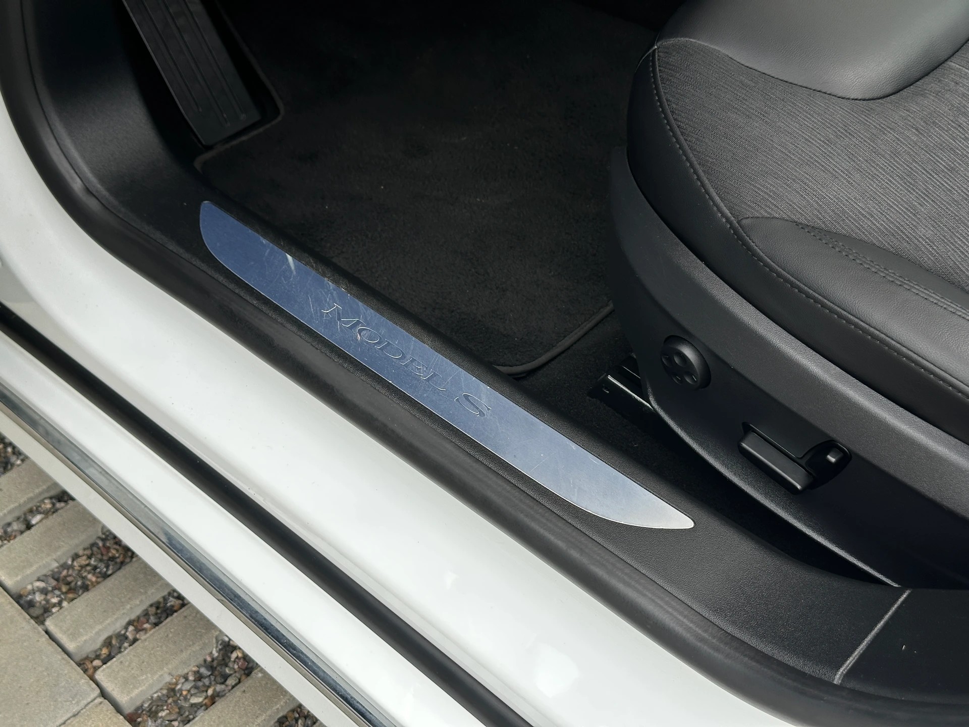 TESLA Model S 60 **FREE SUPERCHARGE**-image-13