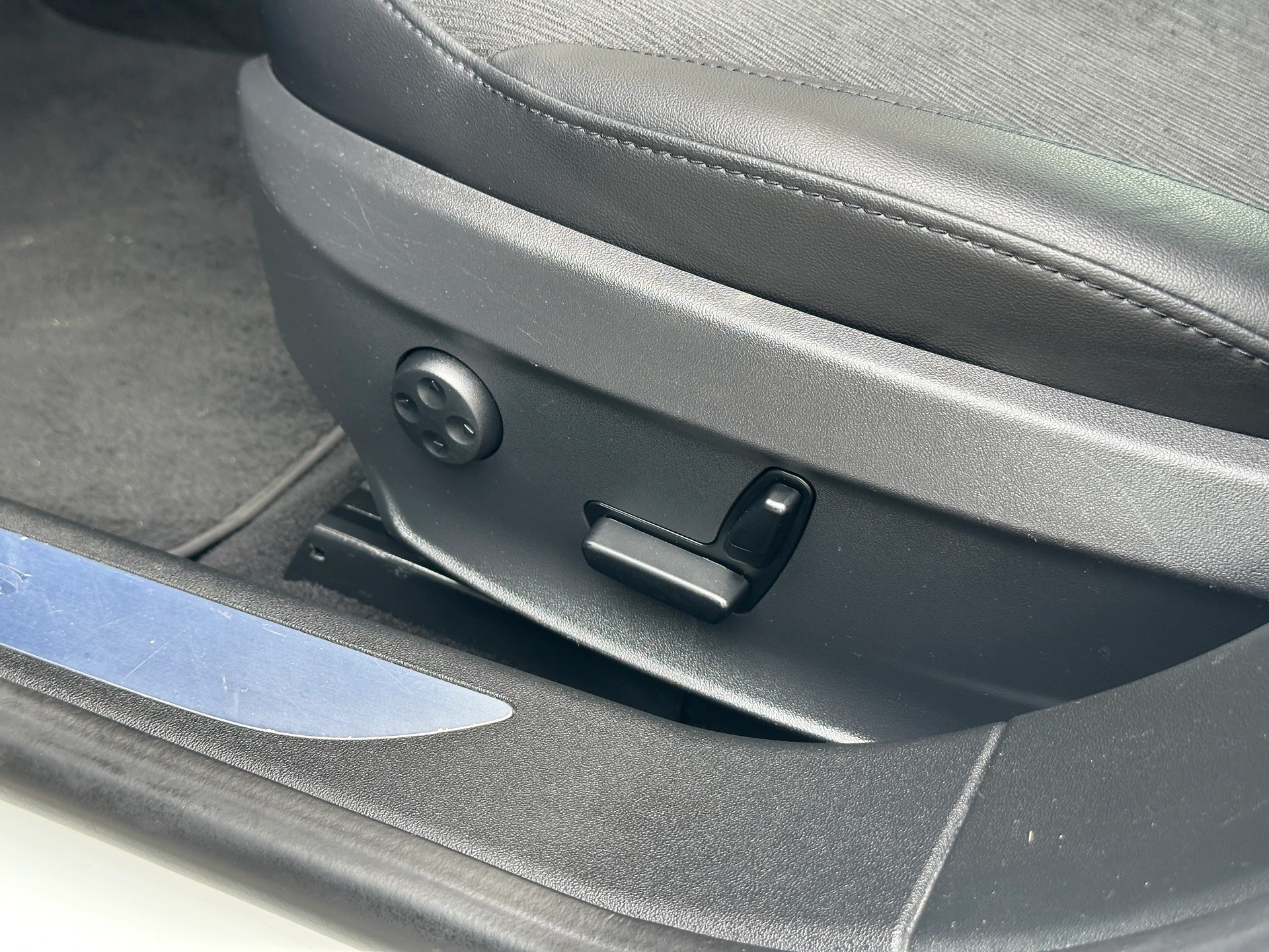 TESLA Model S 60 **FREE SUPERCHARGE**-image-12
