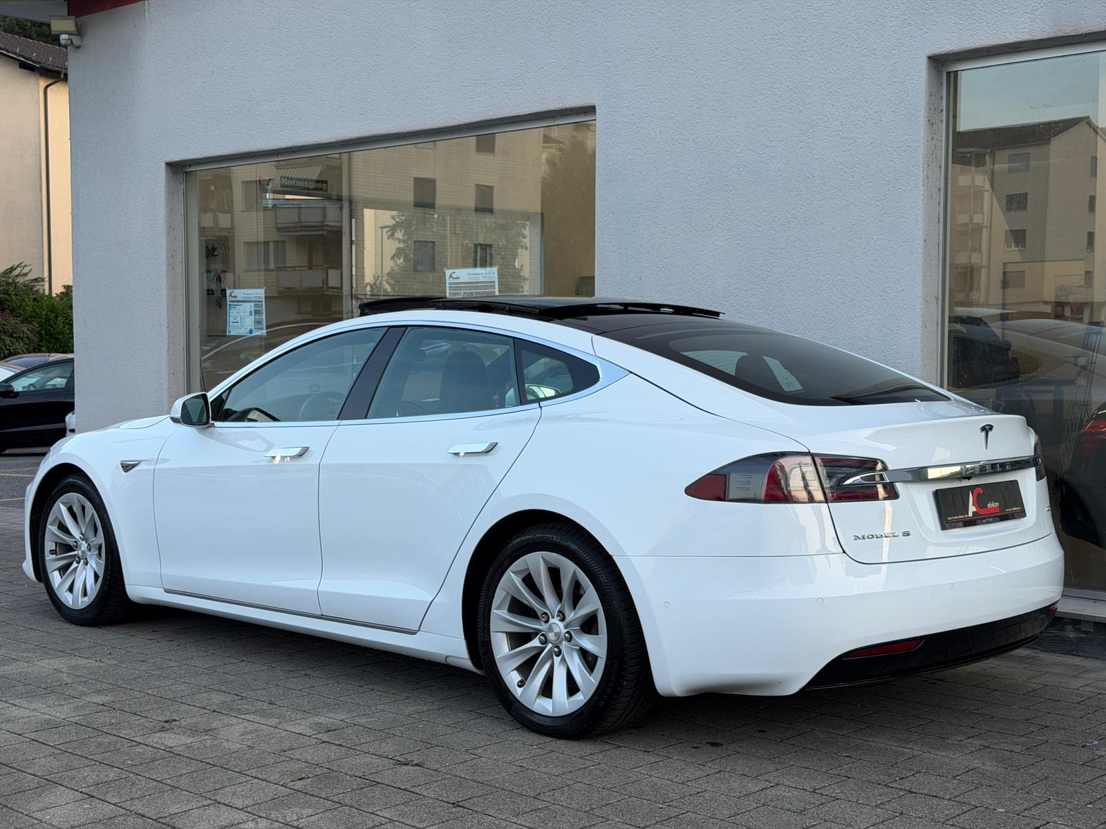 TESLA Model S 60 **FREE SUPERCHARGE**-showroom-element-2