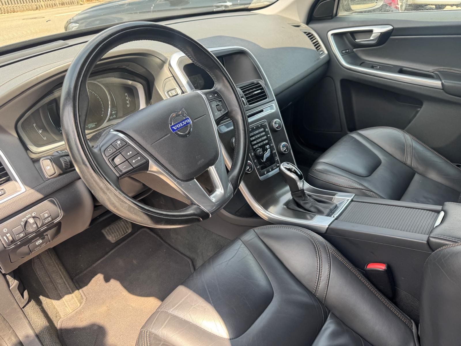 VOLVO XC60 D4 AWD Momentum Geartronic-image-3