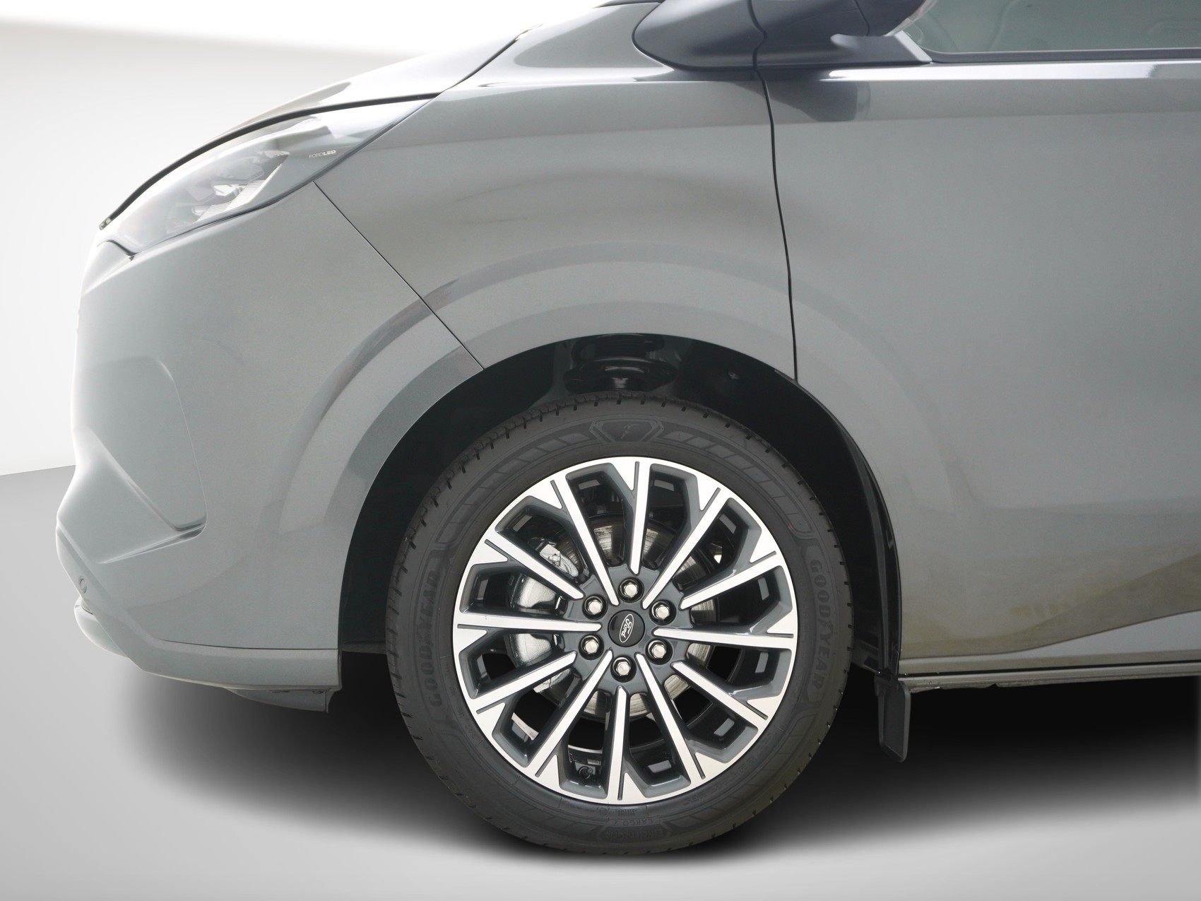 FORD Tourneo Custom L1 2.5 Plug-in-Hybrid Titanium X-image-9