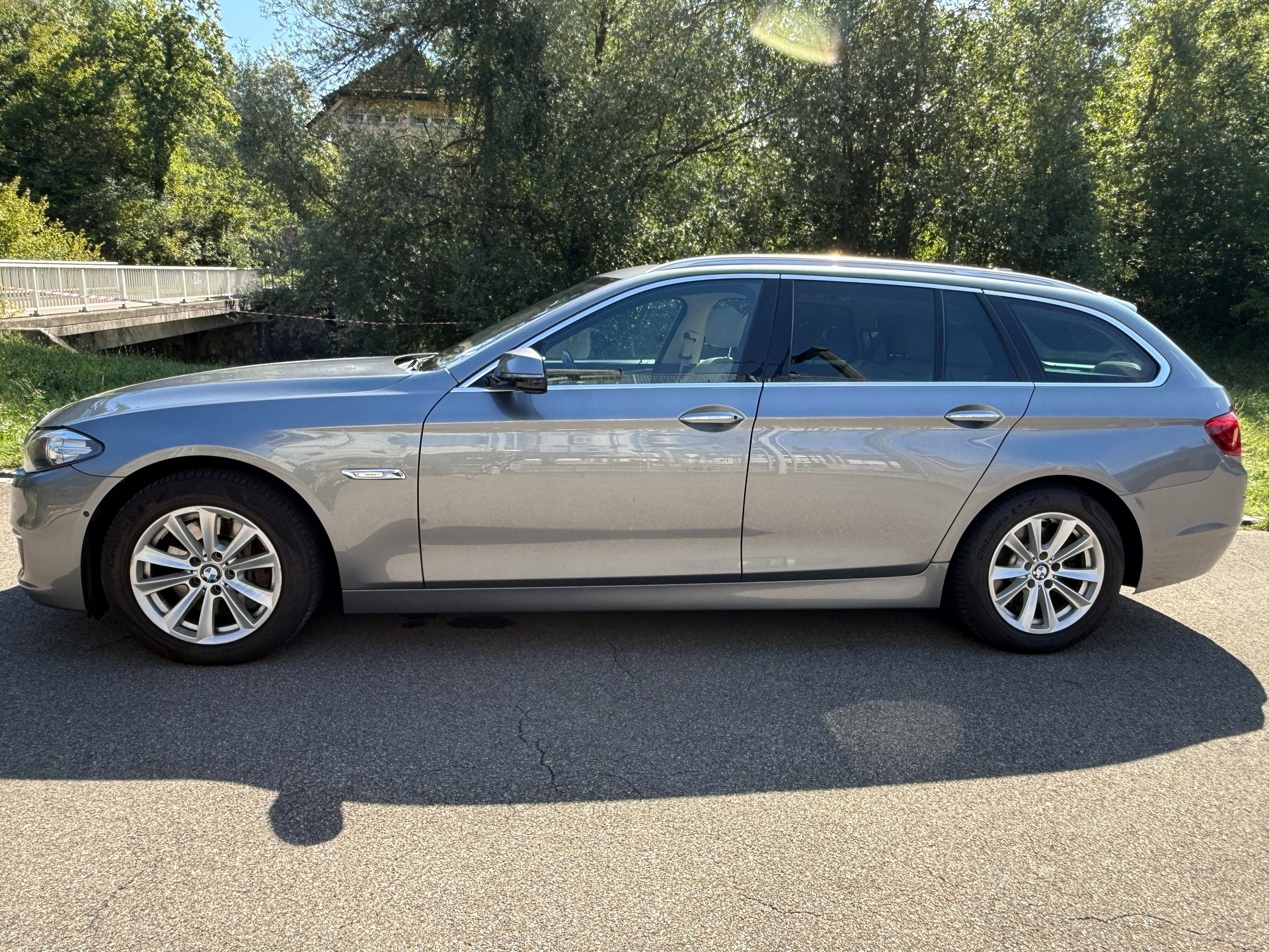 BMW 525d Touring xDrive Luxury Line Steptronic-showroom-element-1