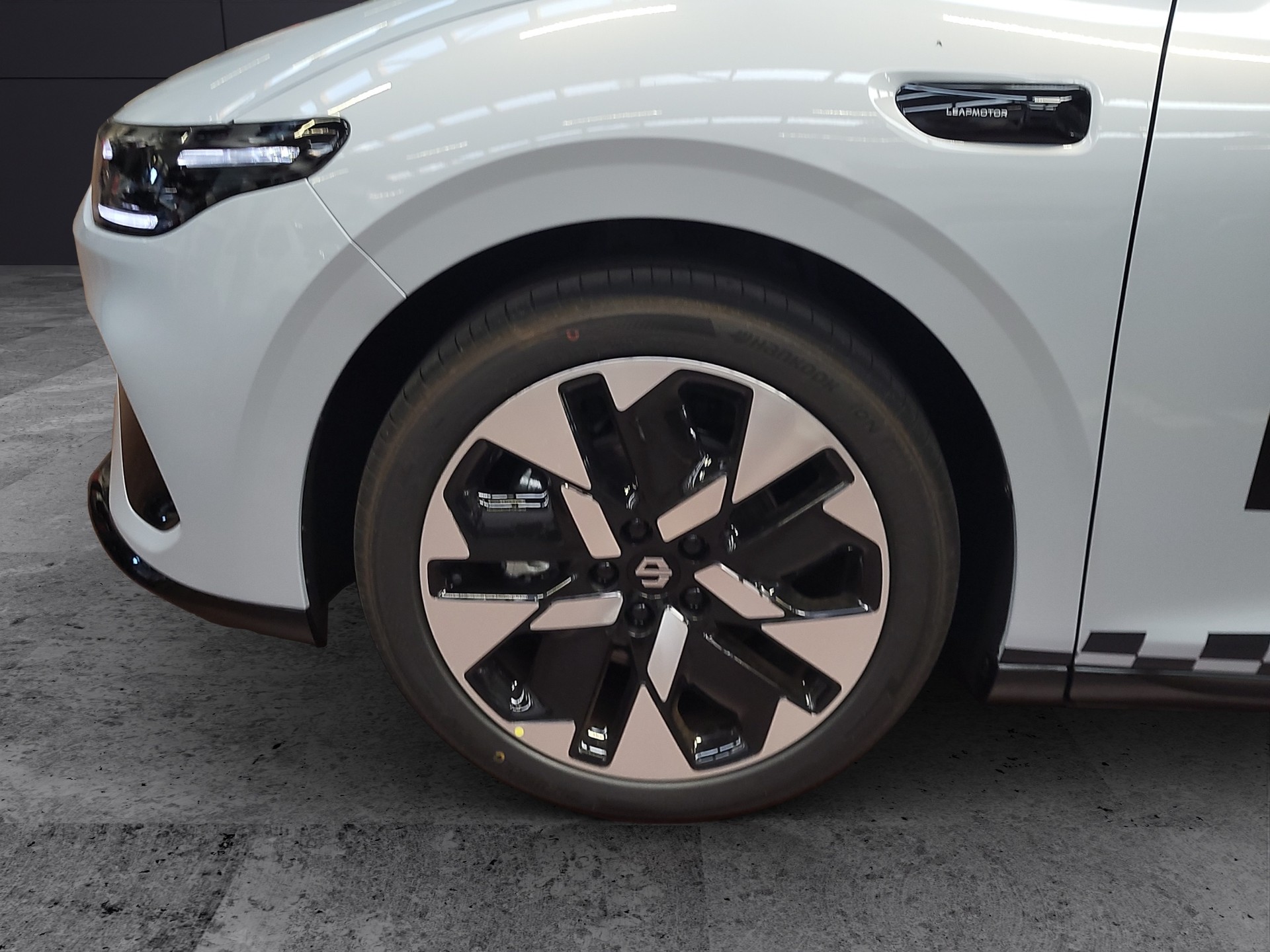 LEAPMOTOR B05 EV-showroom-element-3