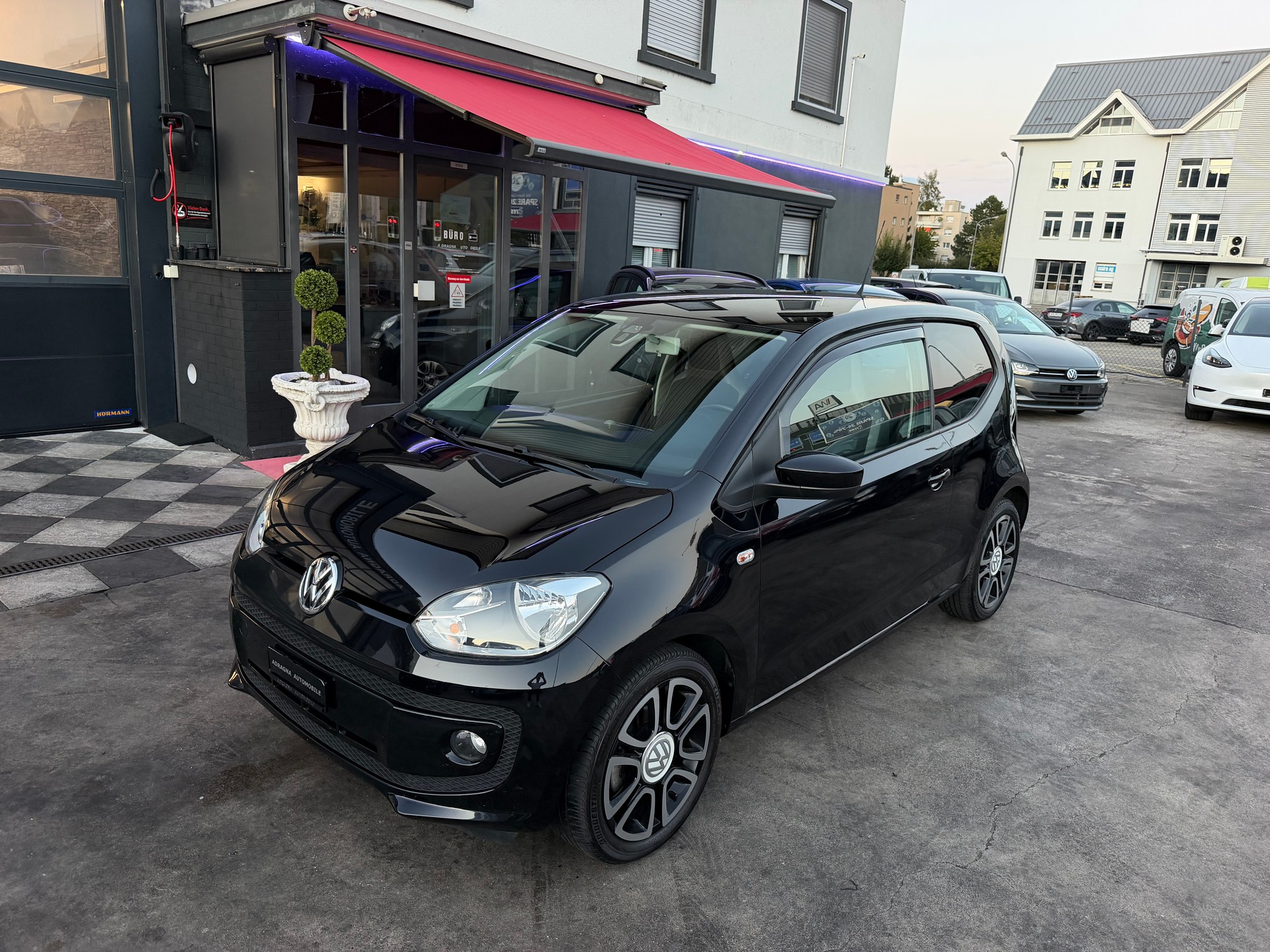 VW Up 1.0 black up Art on Ice ASG-showroom-element-3