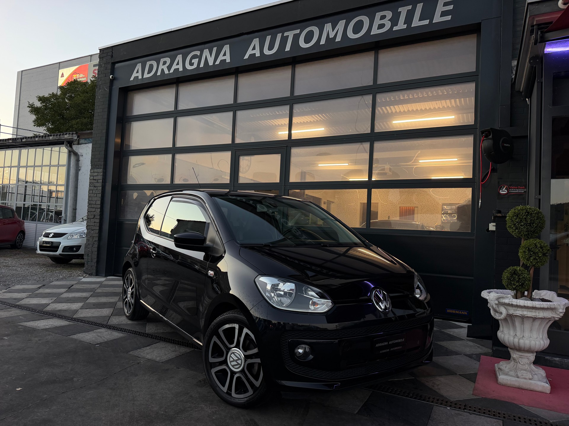 VW Up 1.0 black up Art on Ice ASG-showroom-element-2