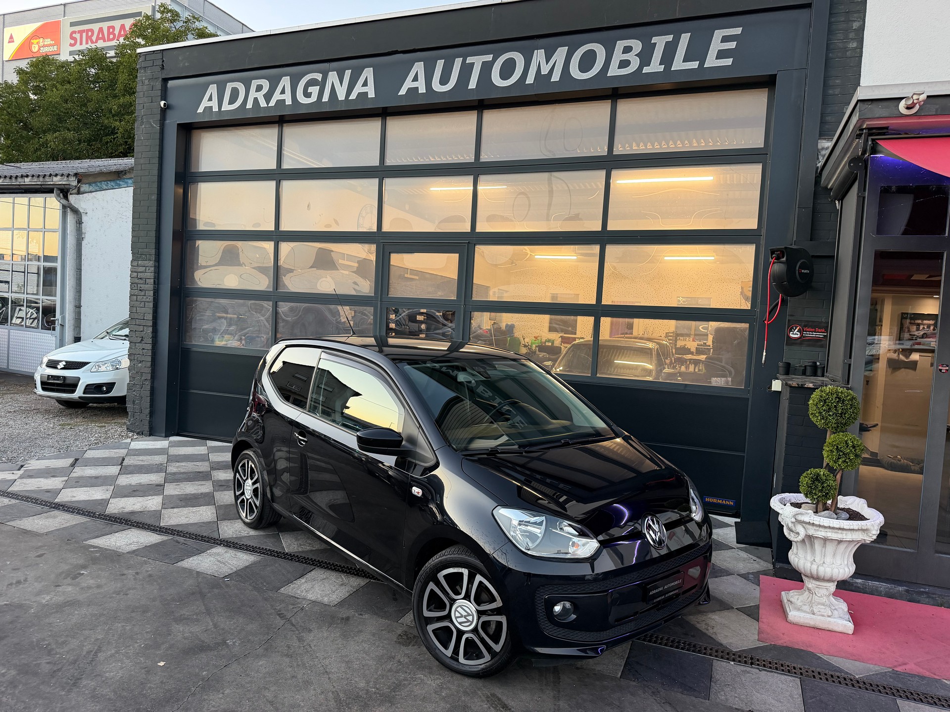 VW Up 1.0 black up Art on Ice ASG-showroom-element-1