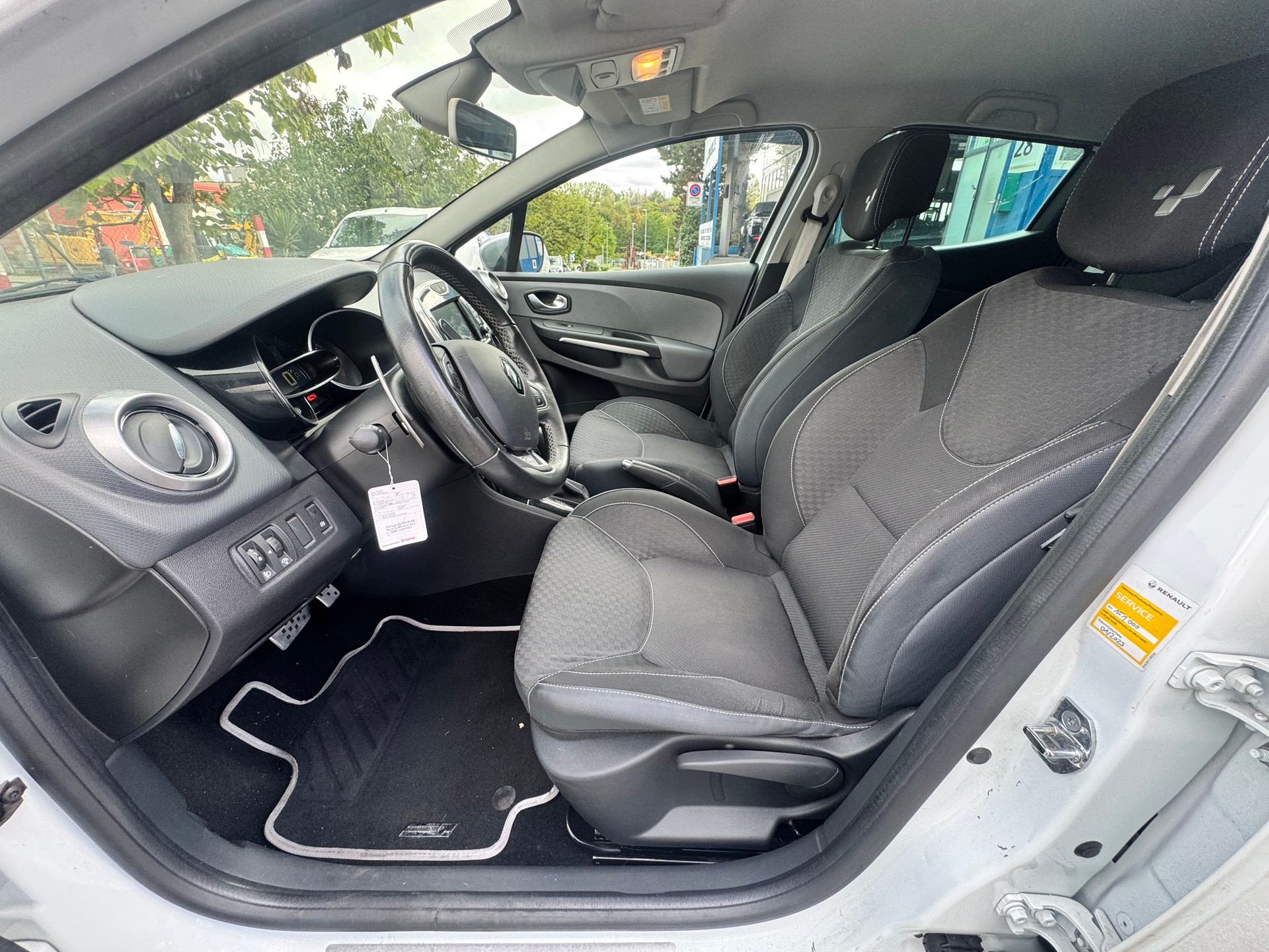 RENAULT Clio 1.2 16V T Limited GT-image-9