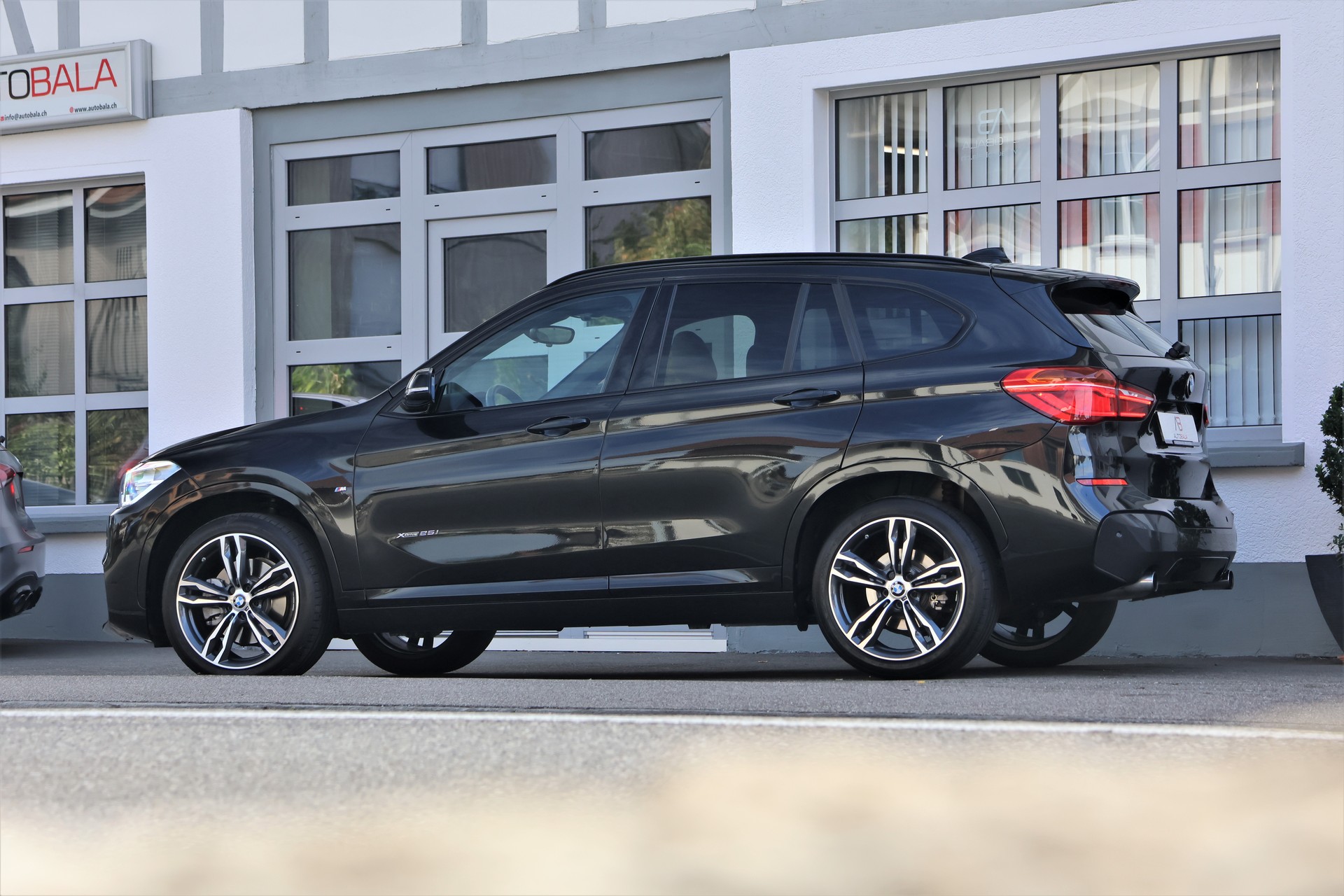 BMW X1 xDrive 25i M Sport Steptronic (CH)-showroom-element-3