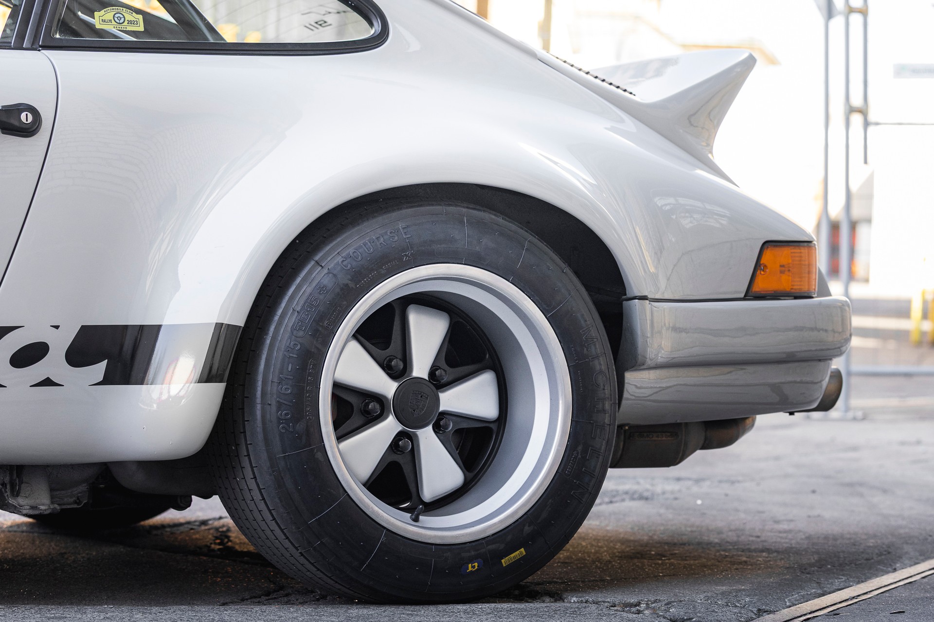PORSCHE 911 Carrera 2-image-3
