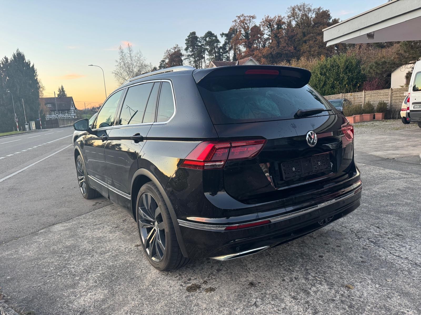 VW Tiguan 2.0 TDI SCR R-Line Highline 4Motion DSG-image-3