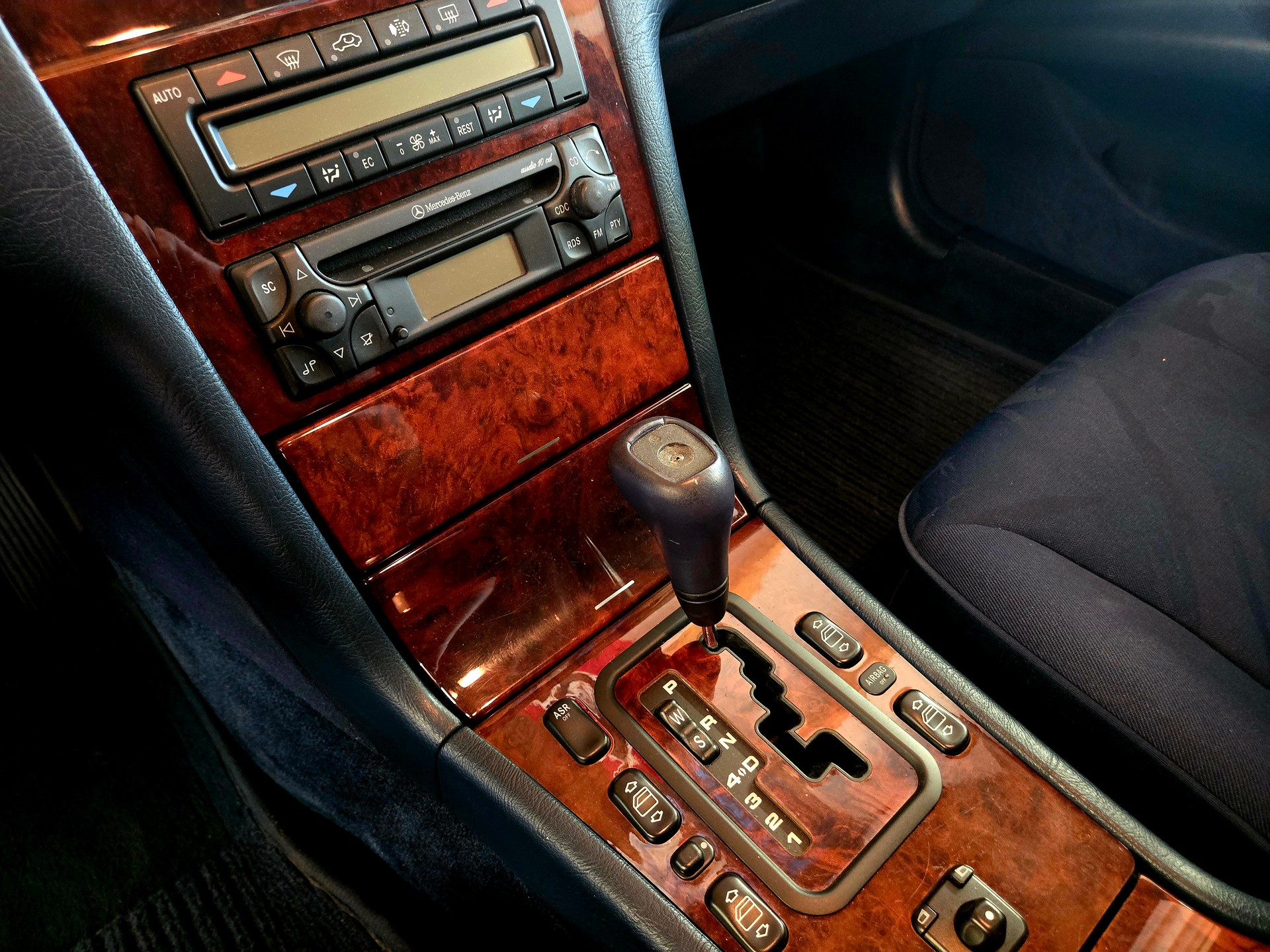MERCEDES-BENZ E 240 Elégance-image-10