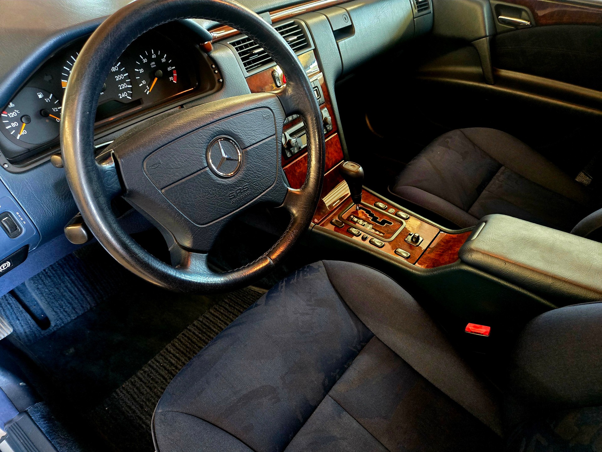 MERCEDES-BENZ E 240 Elégance-image-11