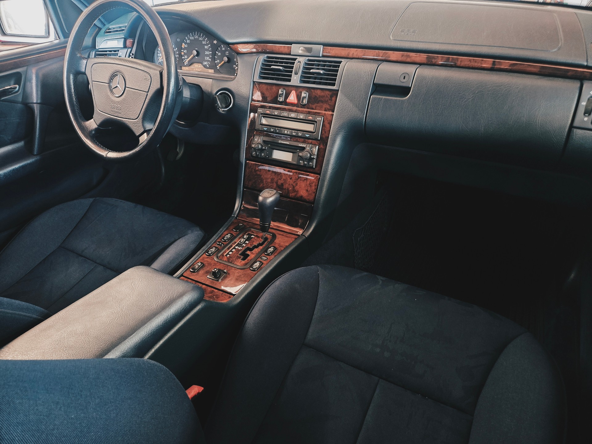 MERCEDES-BENZ E 240 Elégance-image-5