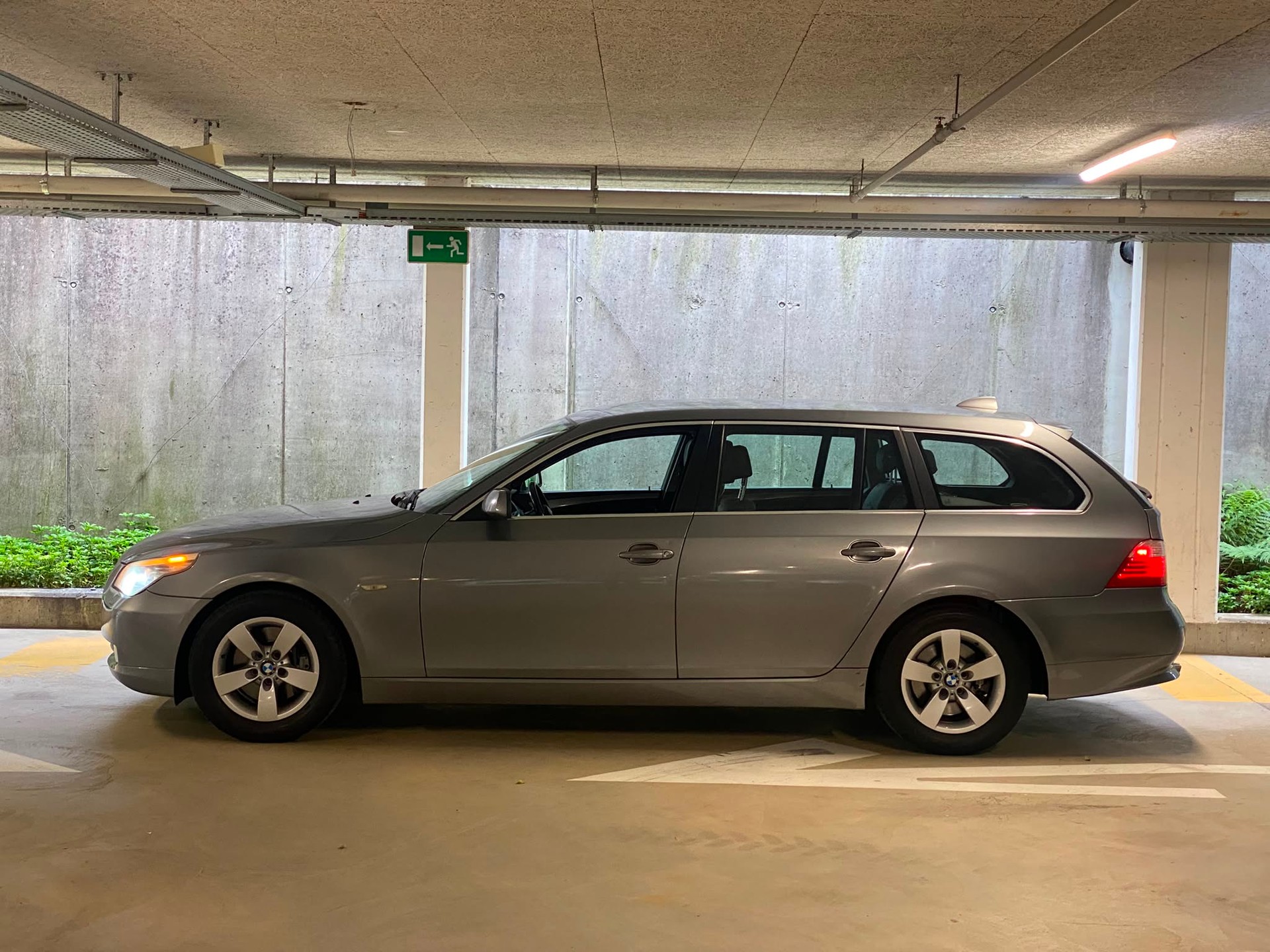 BMW 525i Touring Steptronic-showroom-element-2
