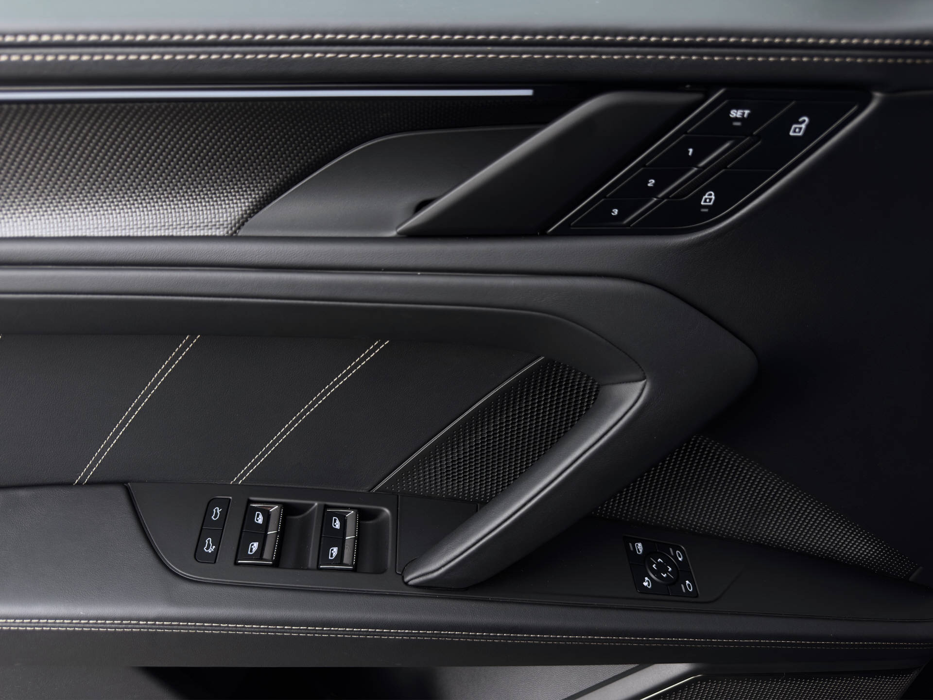 PORSCHE Cayenne Electric Turbo-image-11