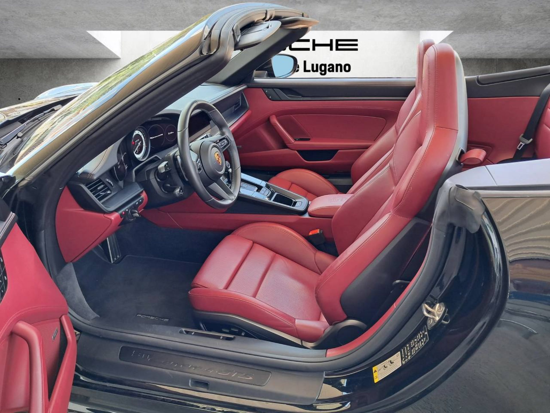 PORSCHE 911 Carrera 4 GTS Cabriolet (MY22)-showroom-element-3