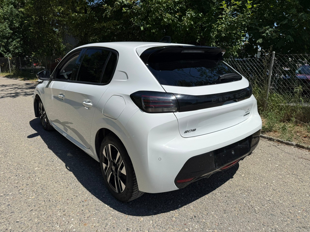 PEUGEOT 208 1.2 MHEV 110 Allure-image-5