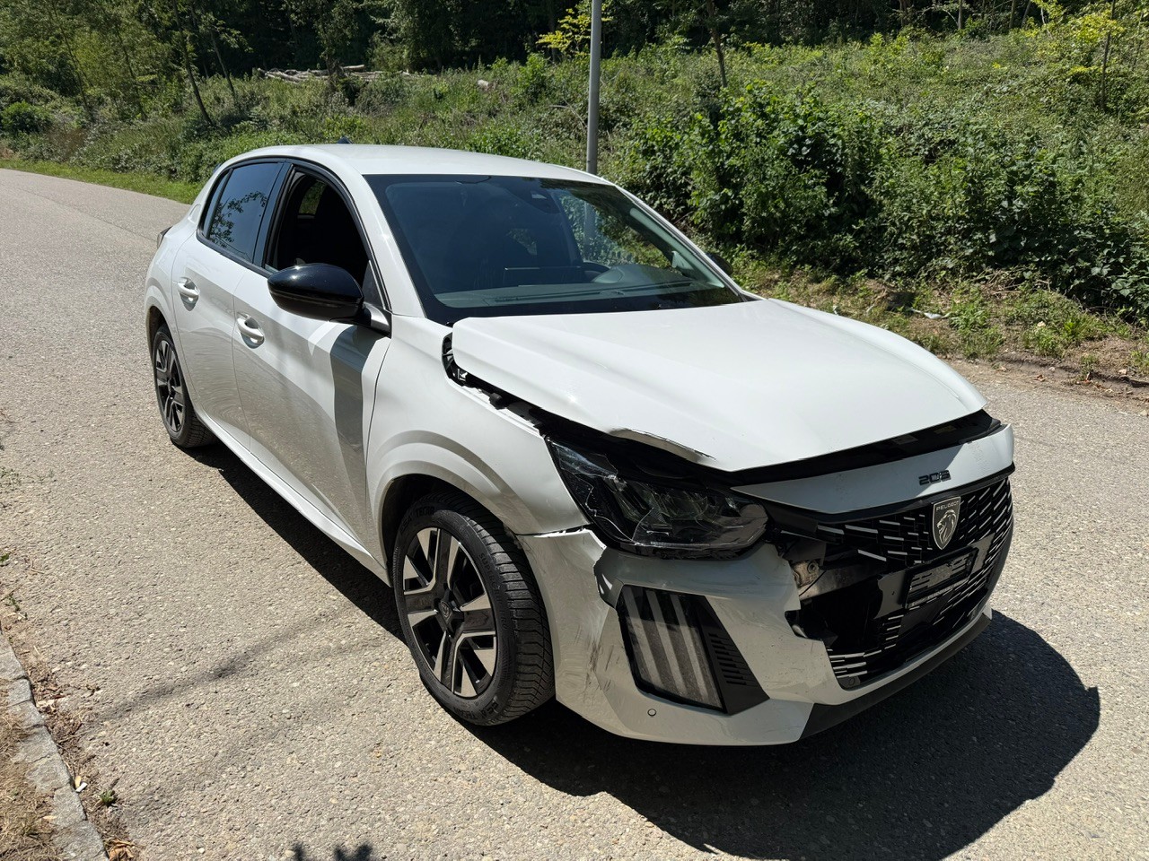 PEUGEOT 208 1.2 MHEV 110 Allure-image-3