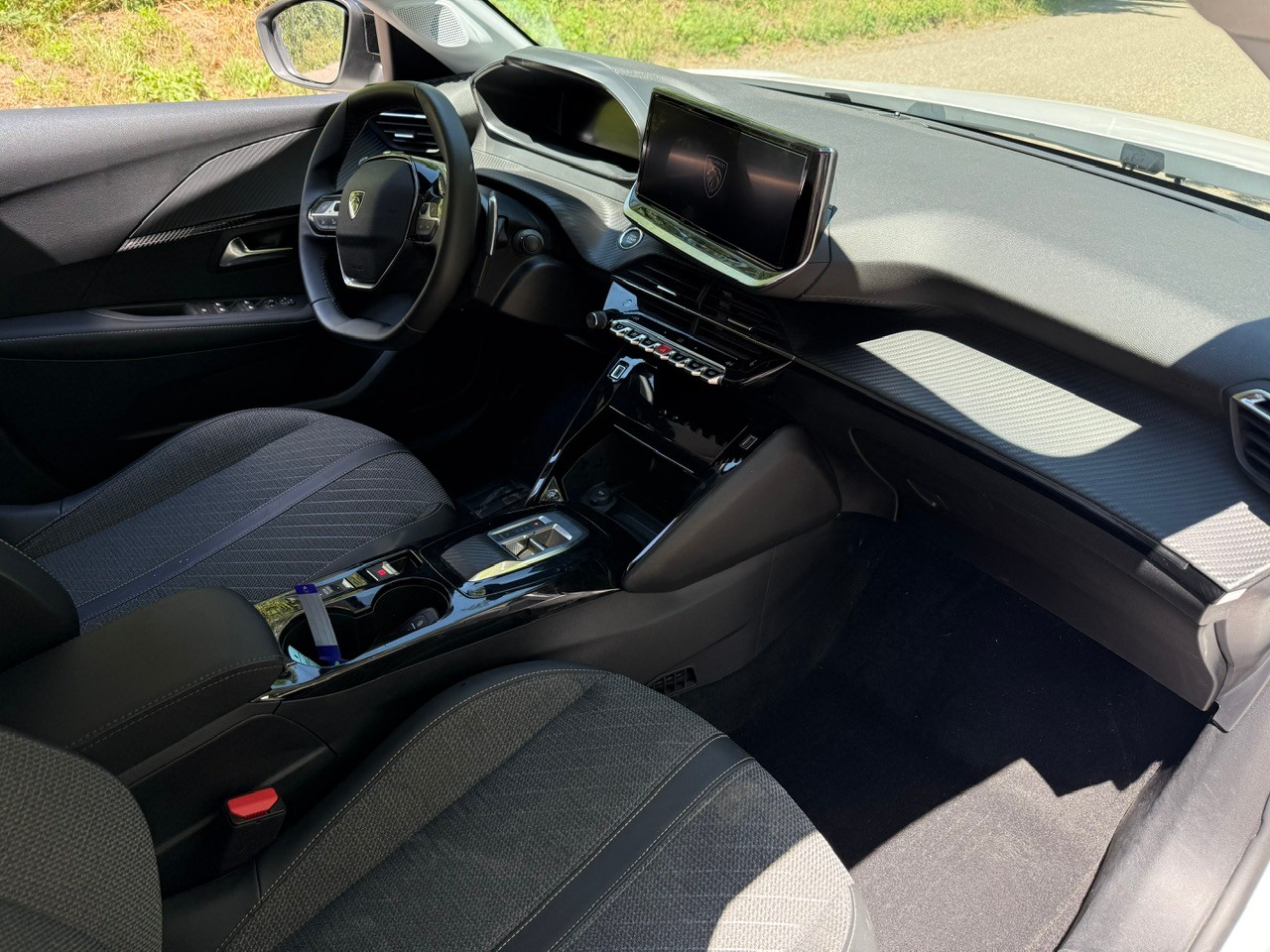 PEUGEOT 208 1.2 MHEV 110 Allure-image-11