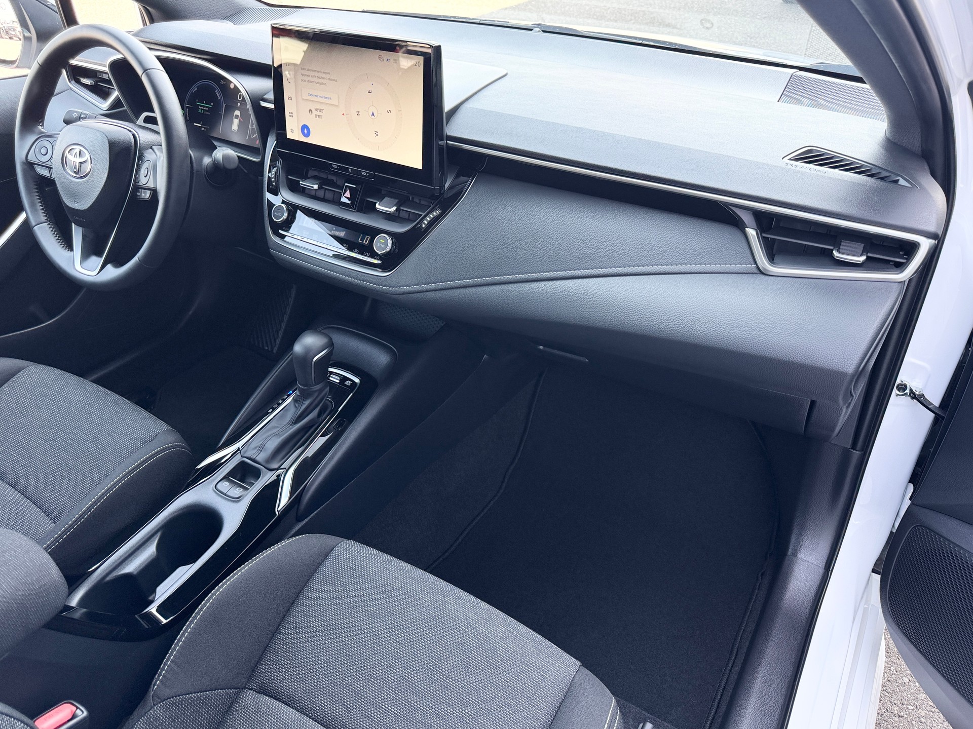 TOYOTA Corolla 1.8 HSD Comfort e- CVT-image-9